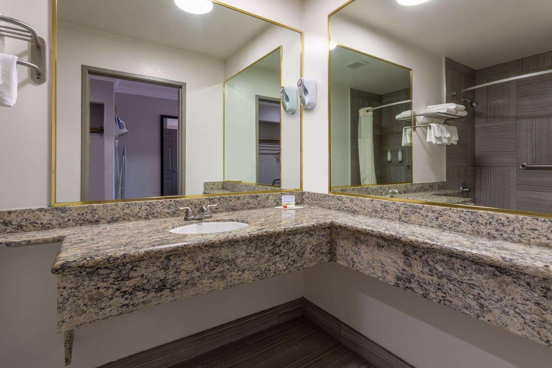Days Inn by Wyndham Santa Monica photo 56