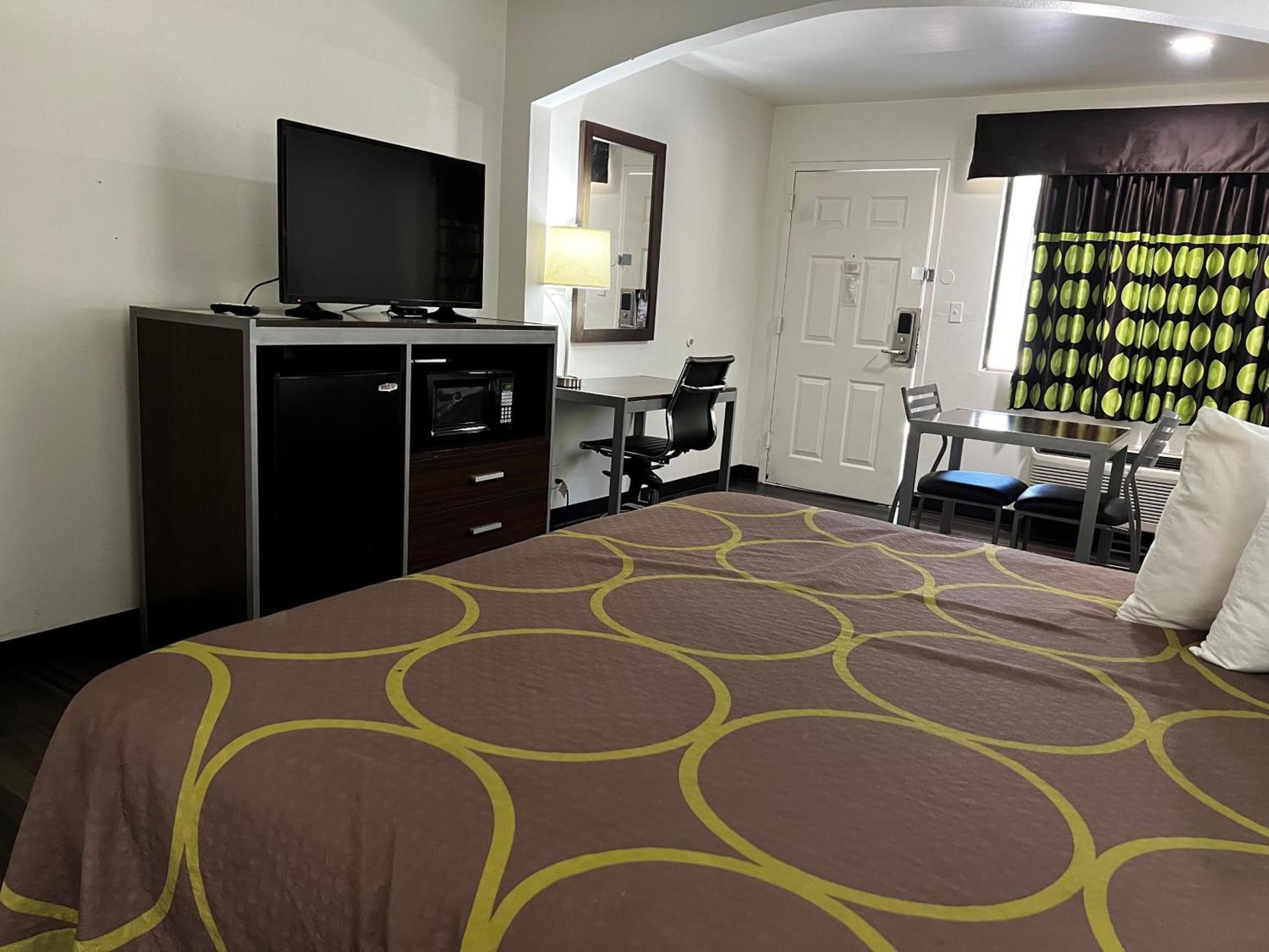 Super 8 by Wyndham Slidell photo 90
