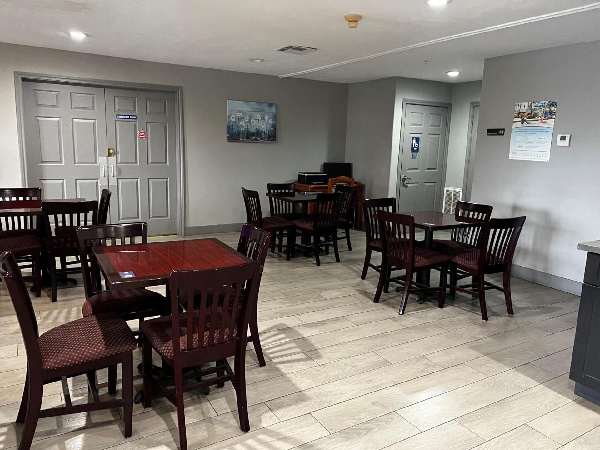 Super 8 by Wyndham Sealy photo 24