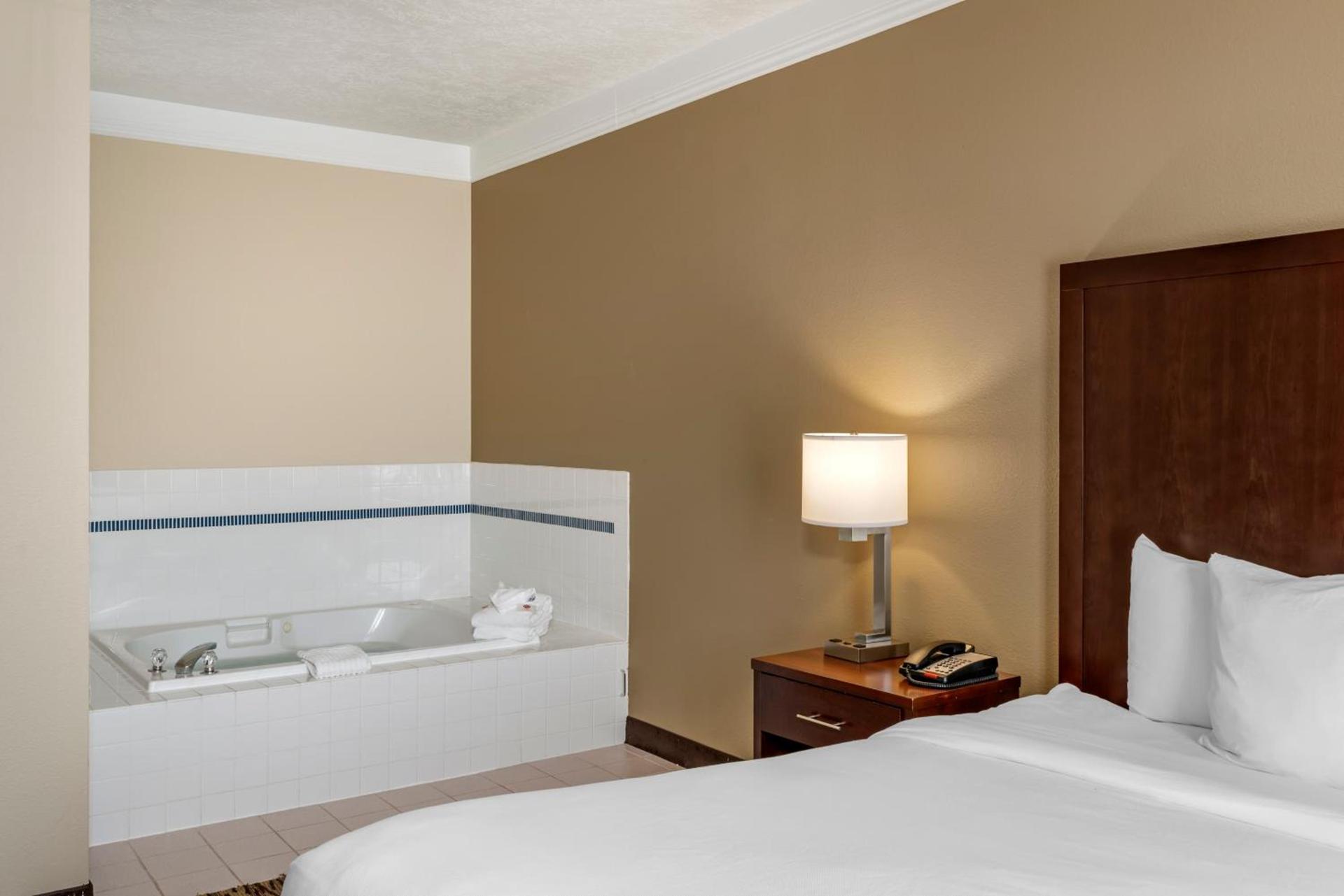 Comfort Suites Salem photo 28