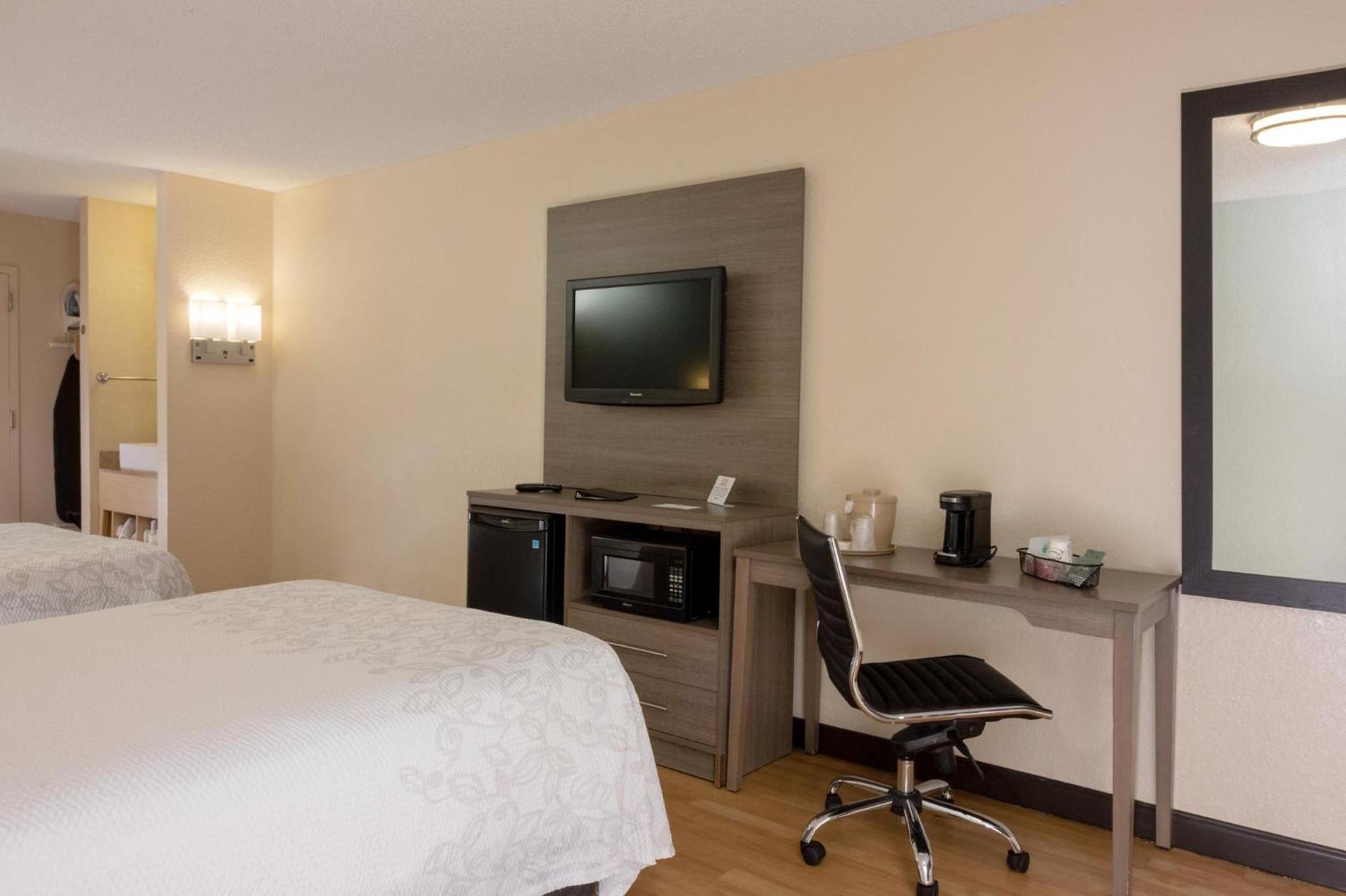 Red Roof Inn PLUS Miami Airport photo 24