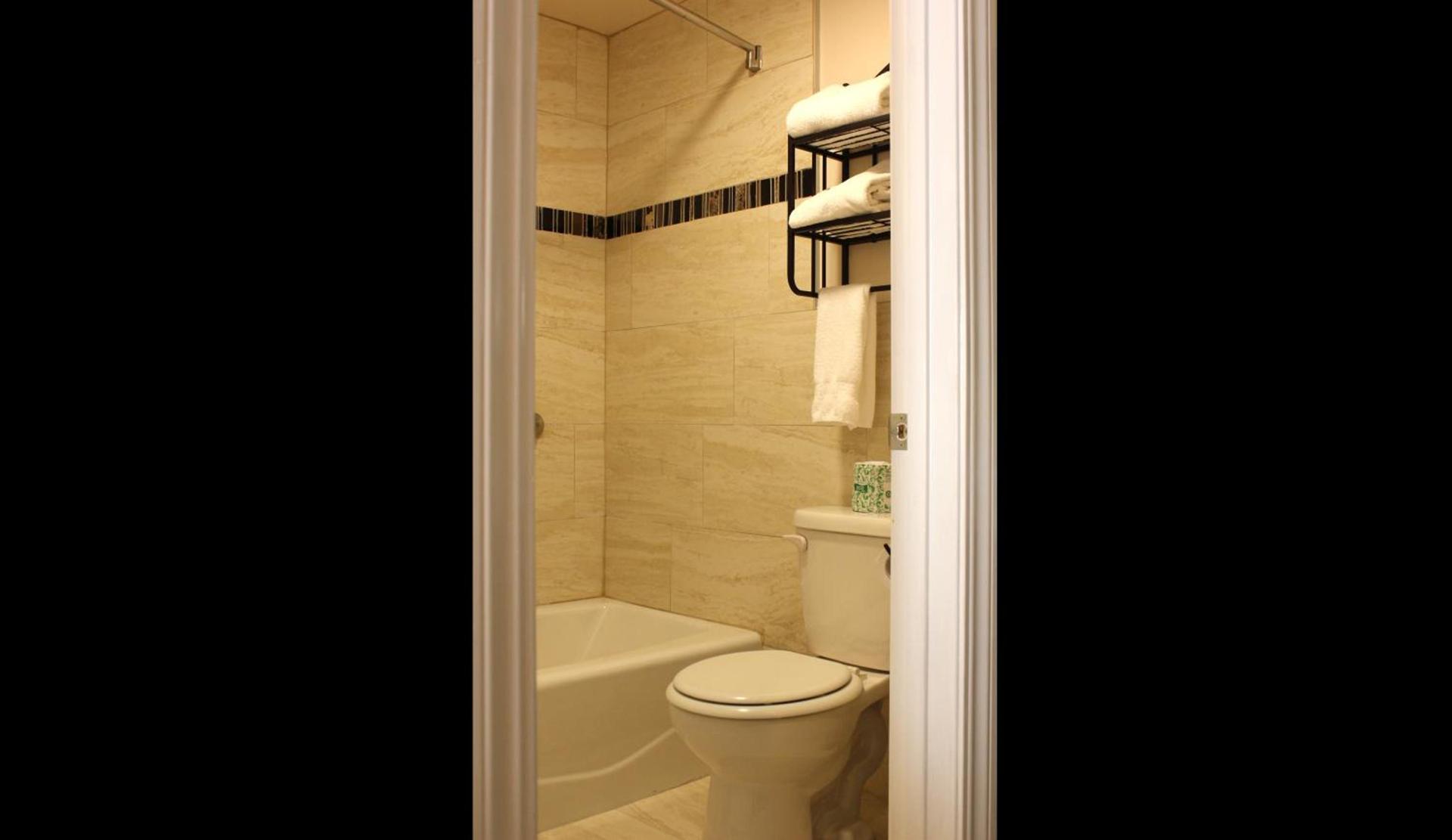 Lombard Plaza Motel photo 13