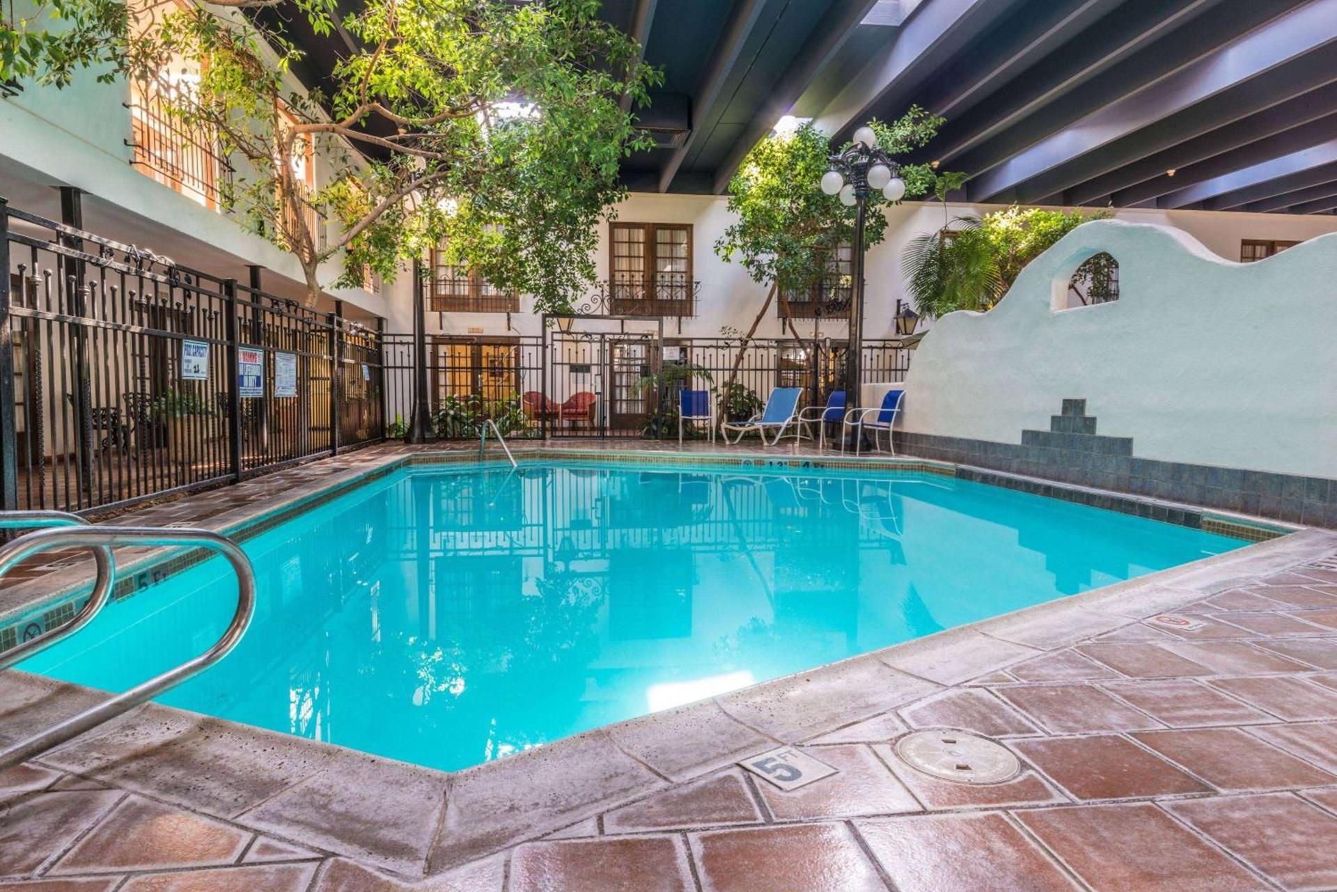 Ramada by Wyndham Las Cruces Hotel & Conference Center photo 4