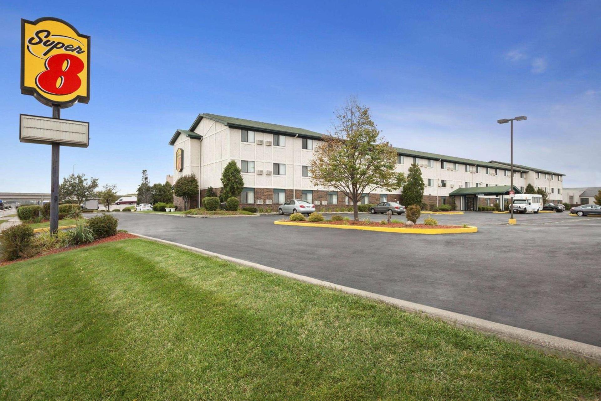 Super 8 by Wyndham Milwaukee Airport — hotel in Milwaukee