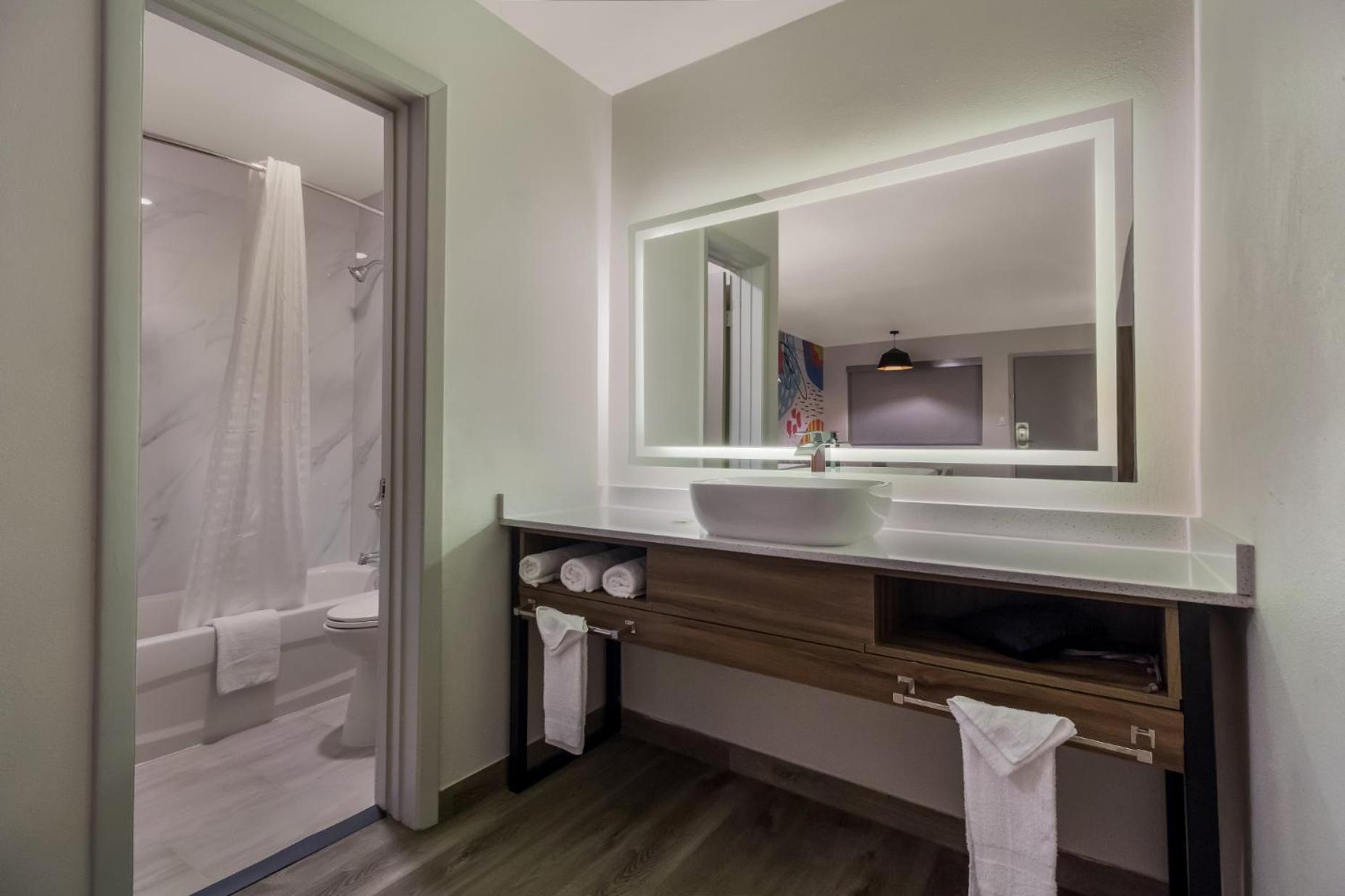 Signature Inn Houston Galleria photo 13
