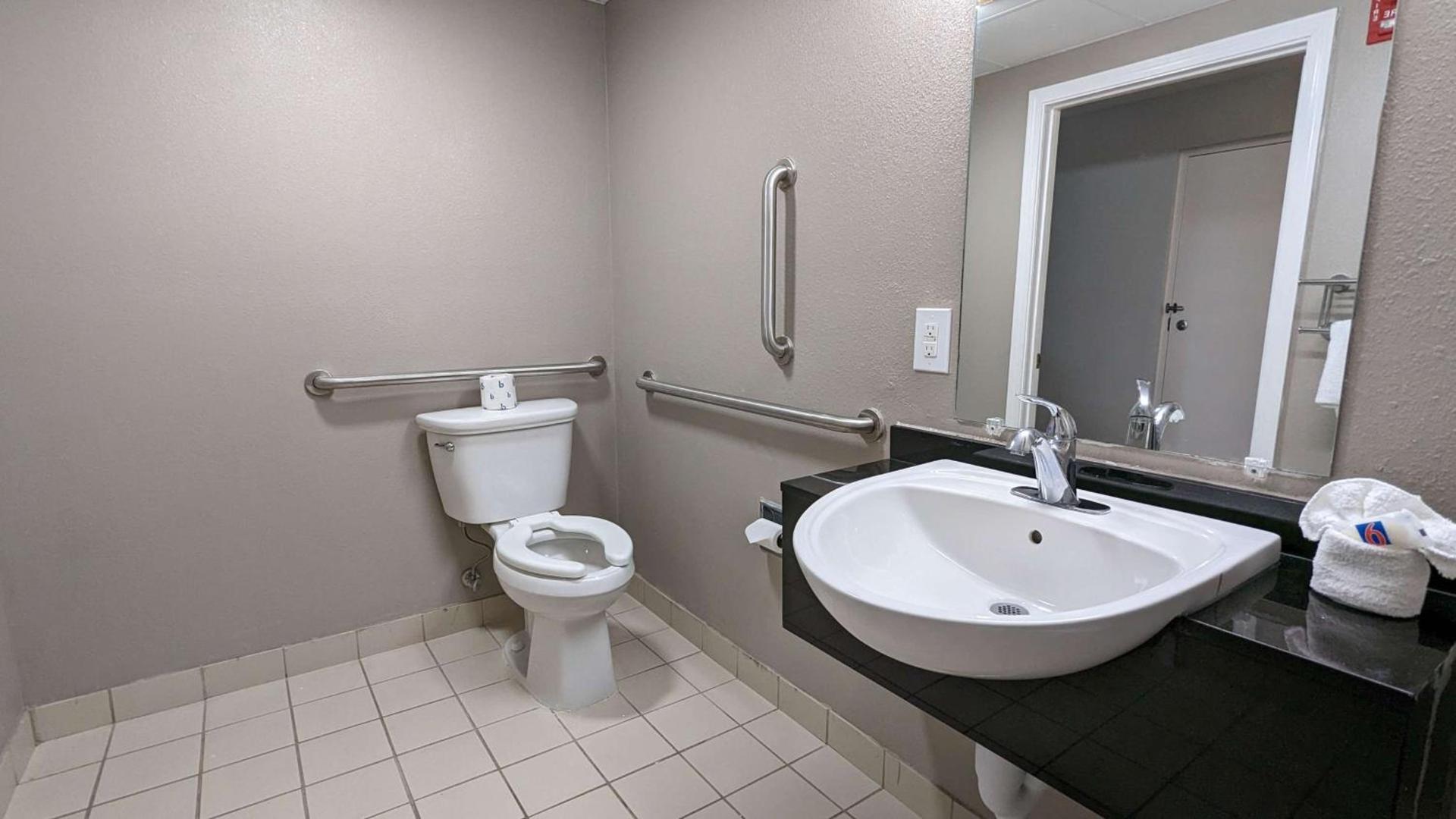 Motel 6-Framingham, MA - Boston West photo 9