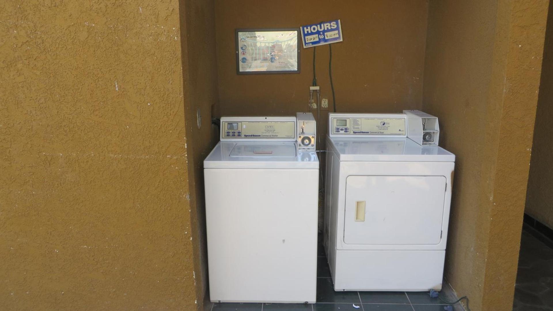 Hollywood City Inn photo 54