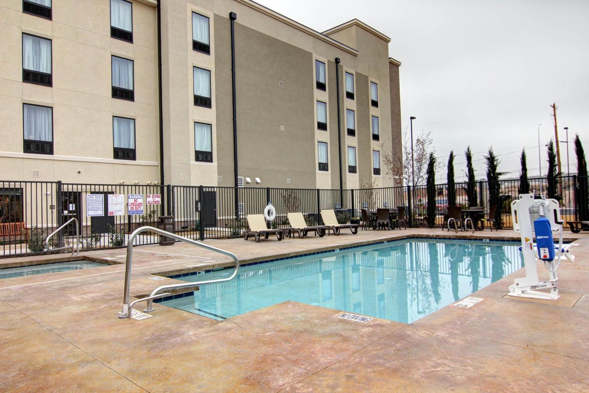 Comfort Suites Carlsbad photo 39