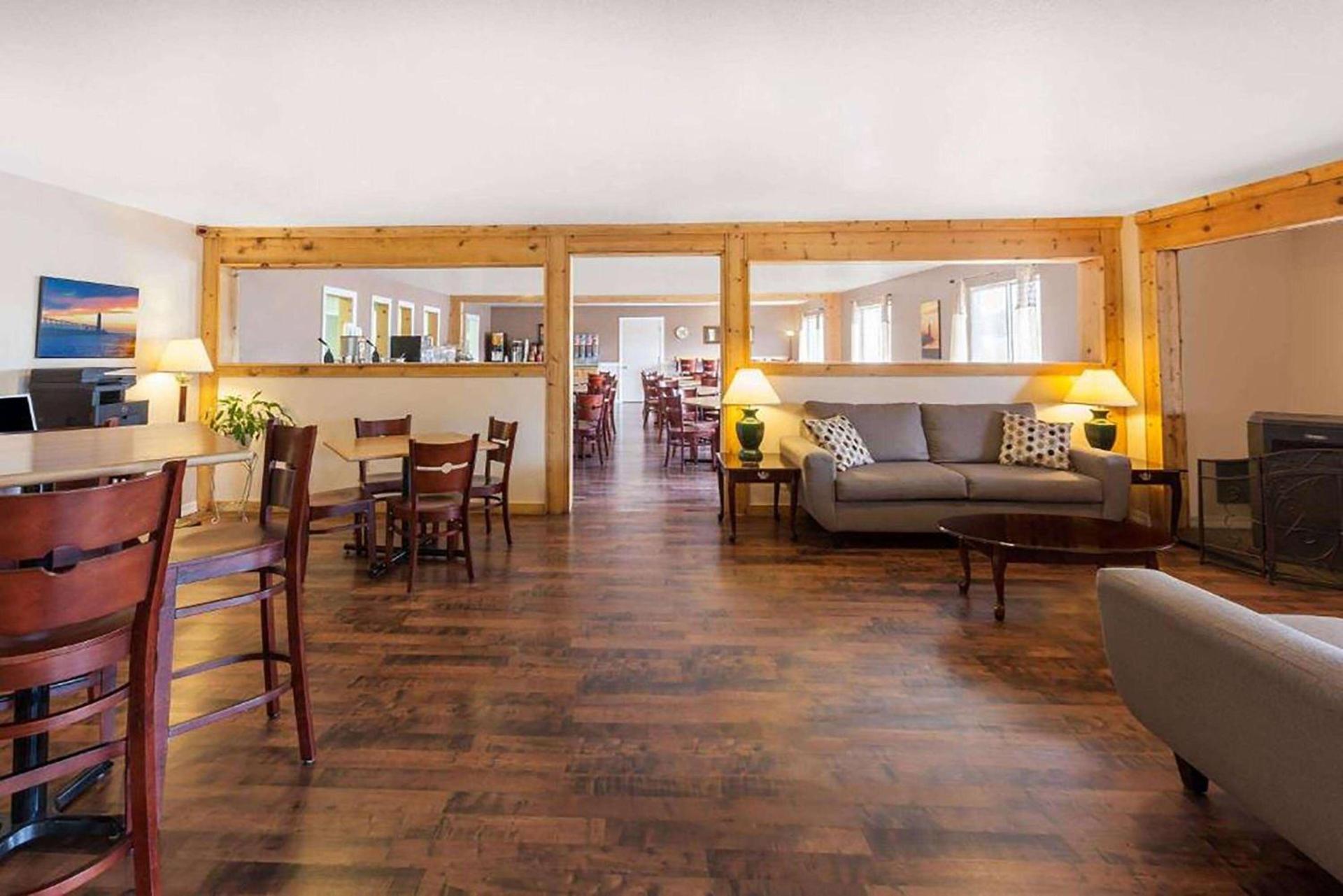 Baymont by Wyndham Manistee photo 3