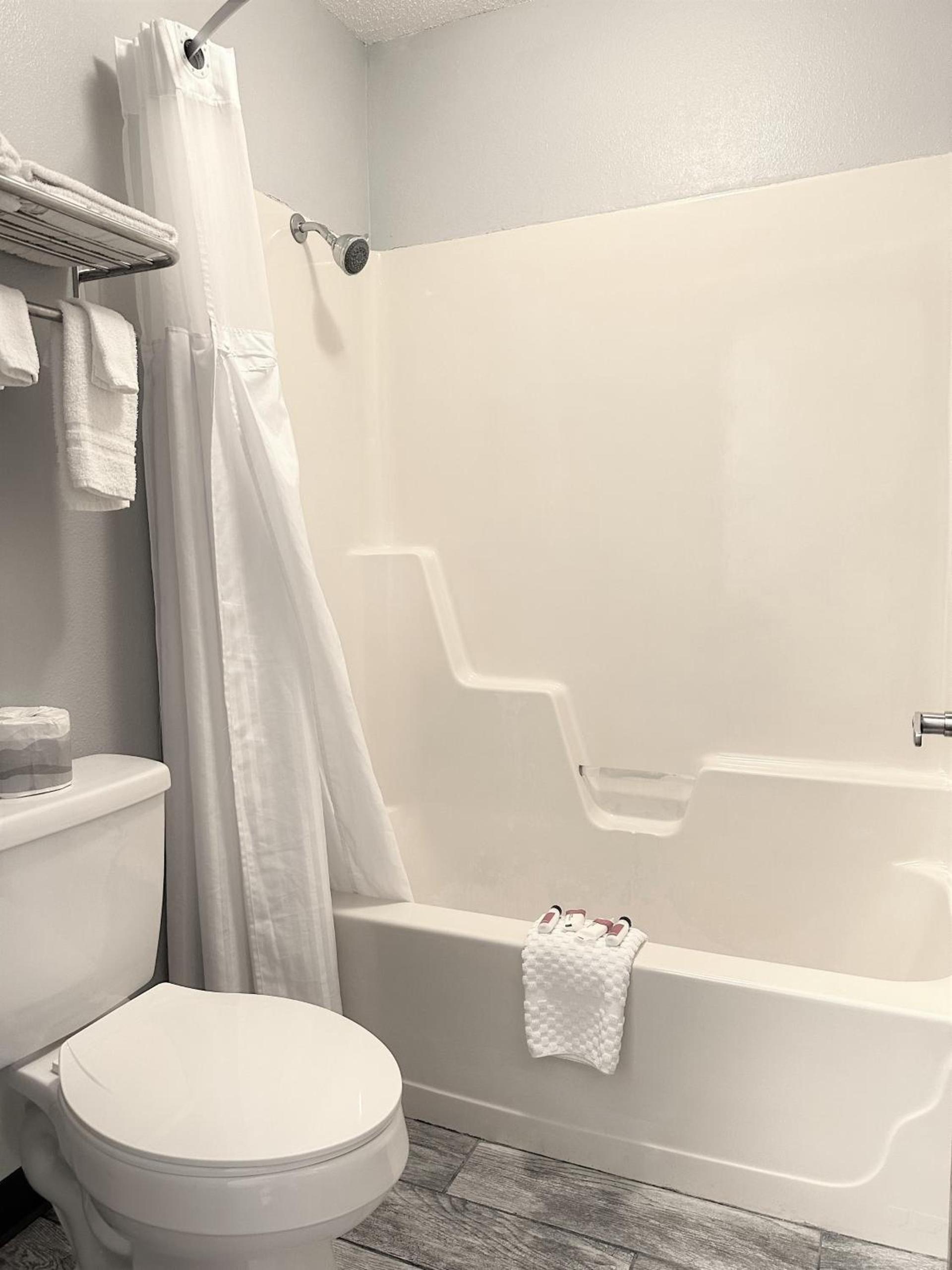 Lakes Inn photo 14