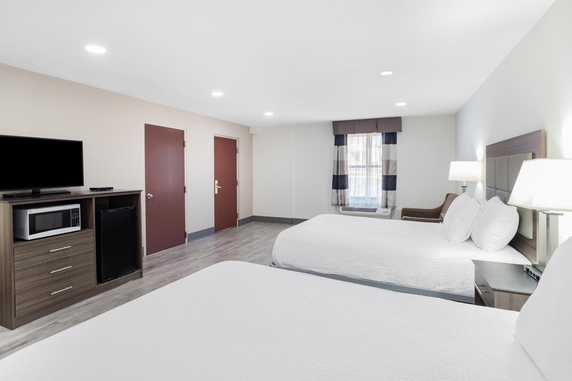 Ramada by Wyndham Hendersonville photo 18