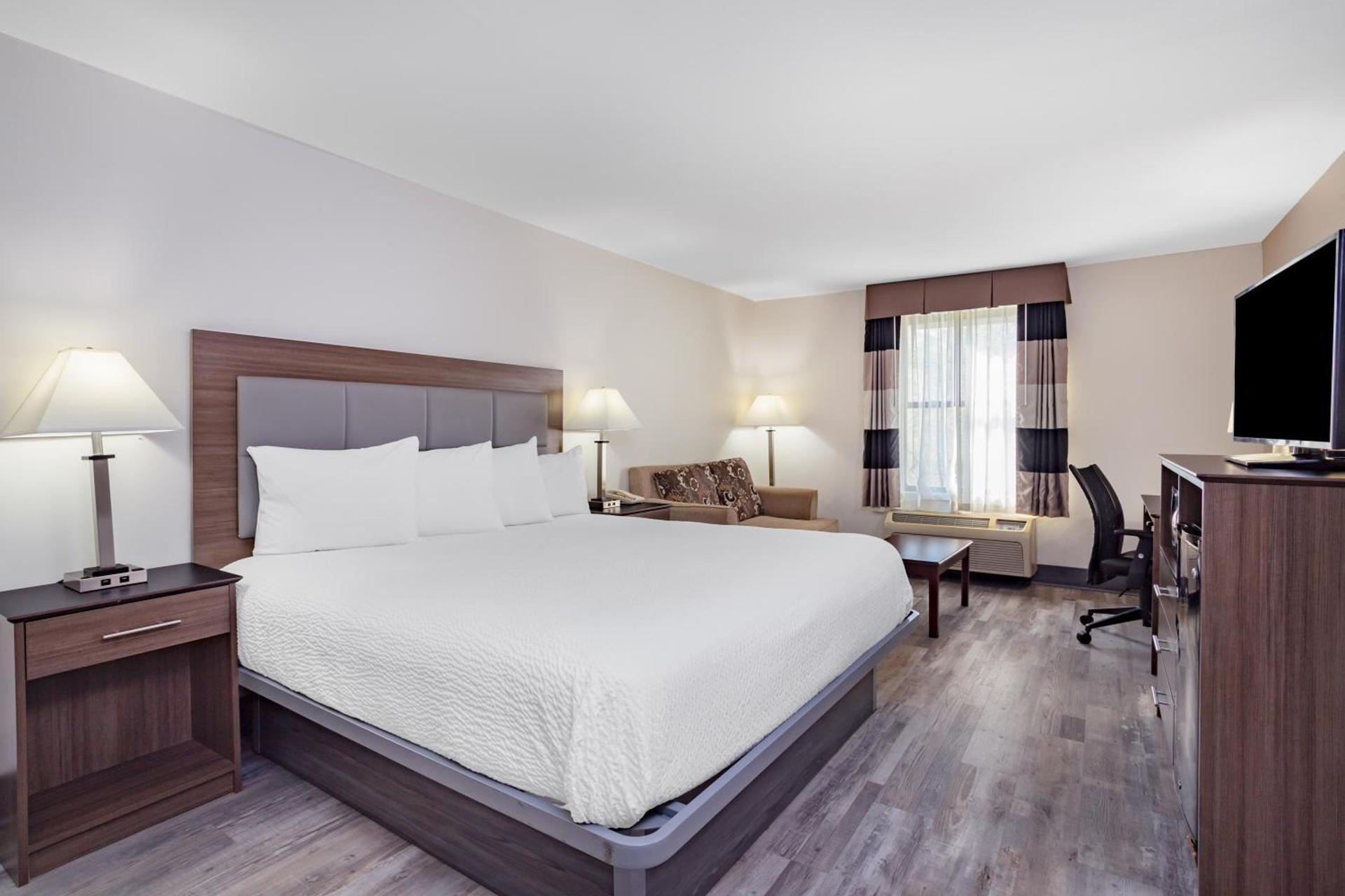 Ramada by Wyndham Hendersonville photo 23
