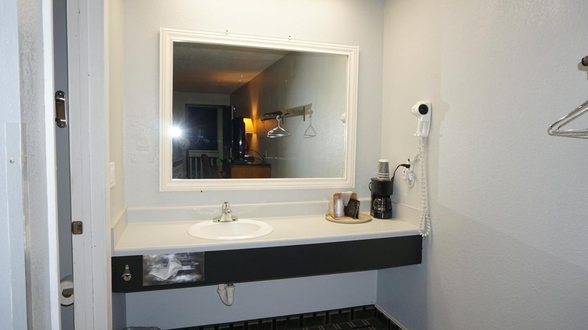 Lakes Inn photo 13