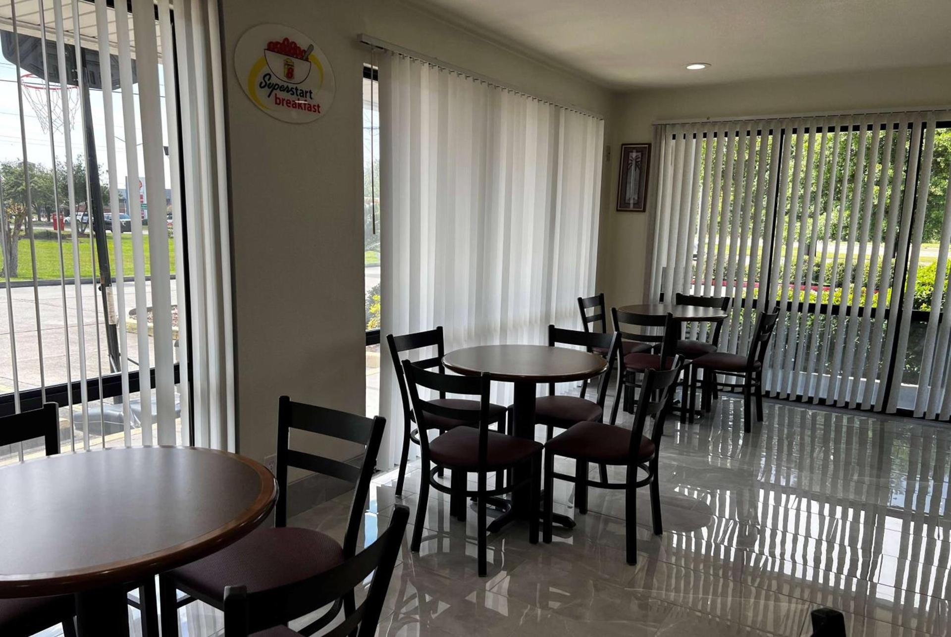 Super 8 by Wyndham Slidell photo 11