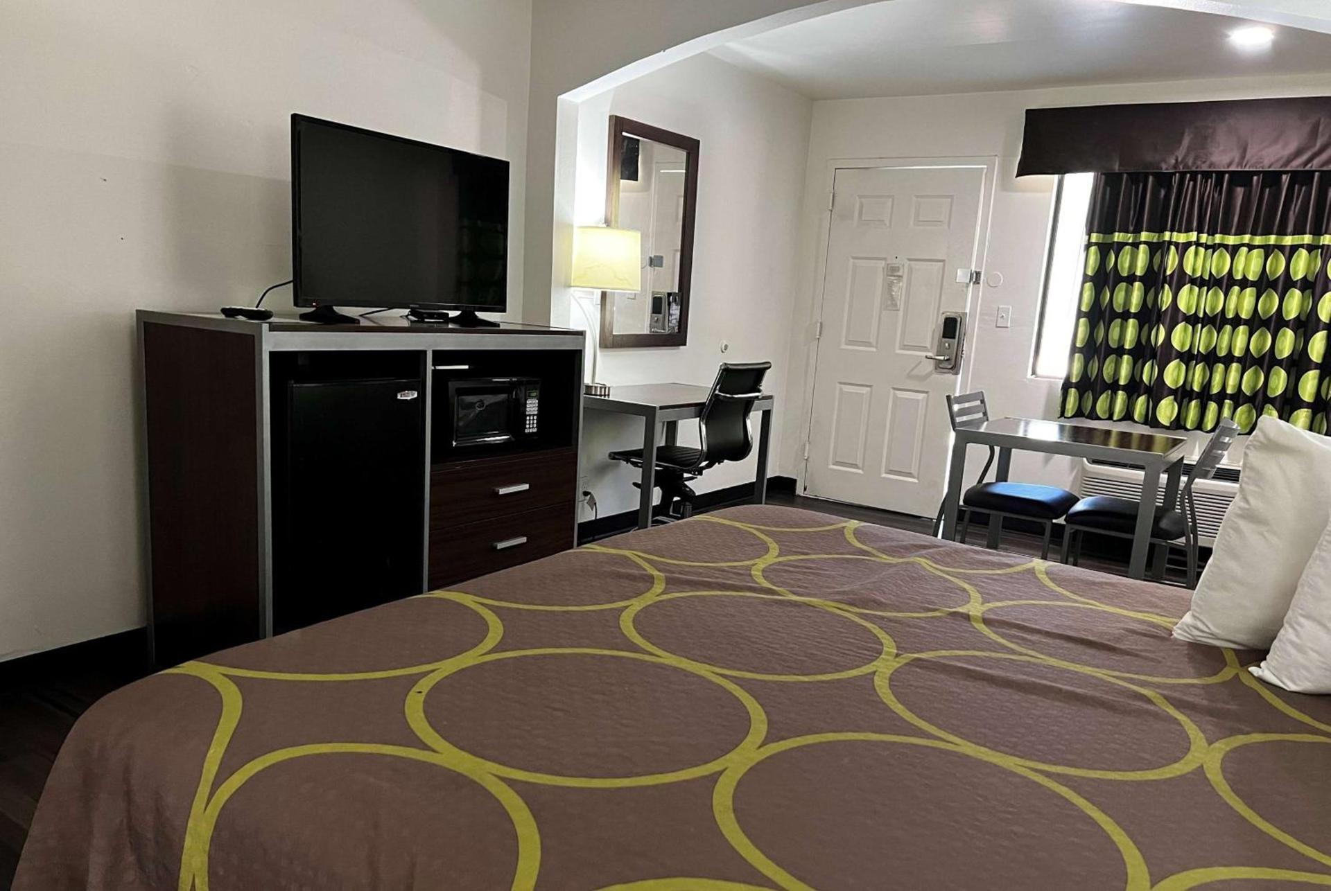 Super 8 by Wyndham Slidell photo 26