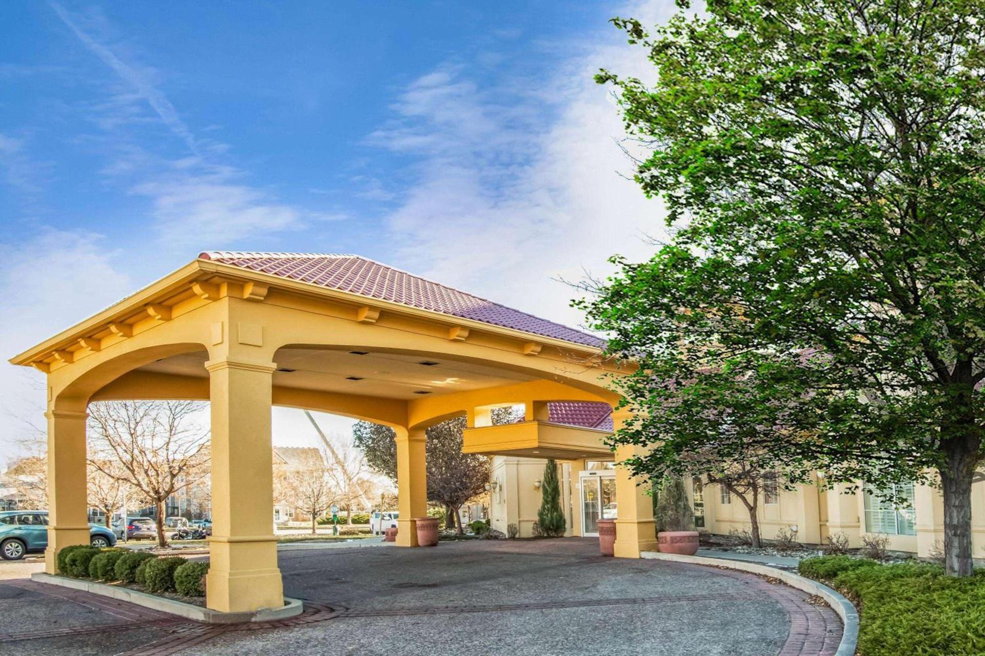 La Quinta Inn & Suites by Wyndham Colorado Springs South AP photo 11