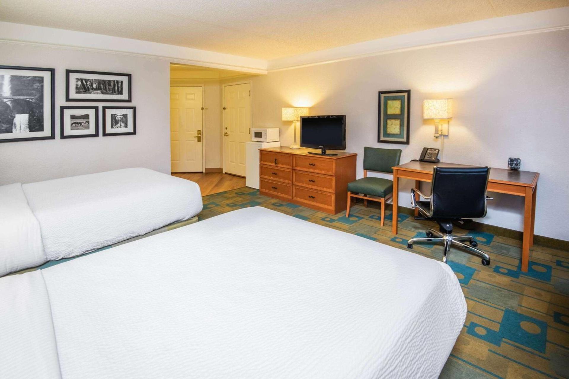 La Quinta Inn & Suites by Wyndham Colorado Springs South AP photo 36