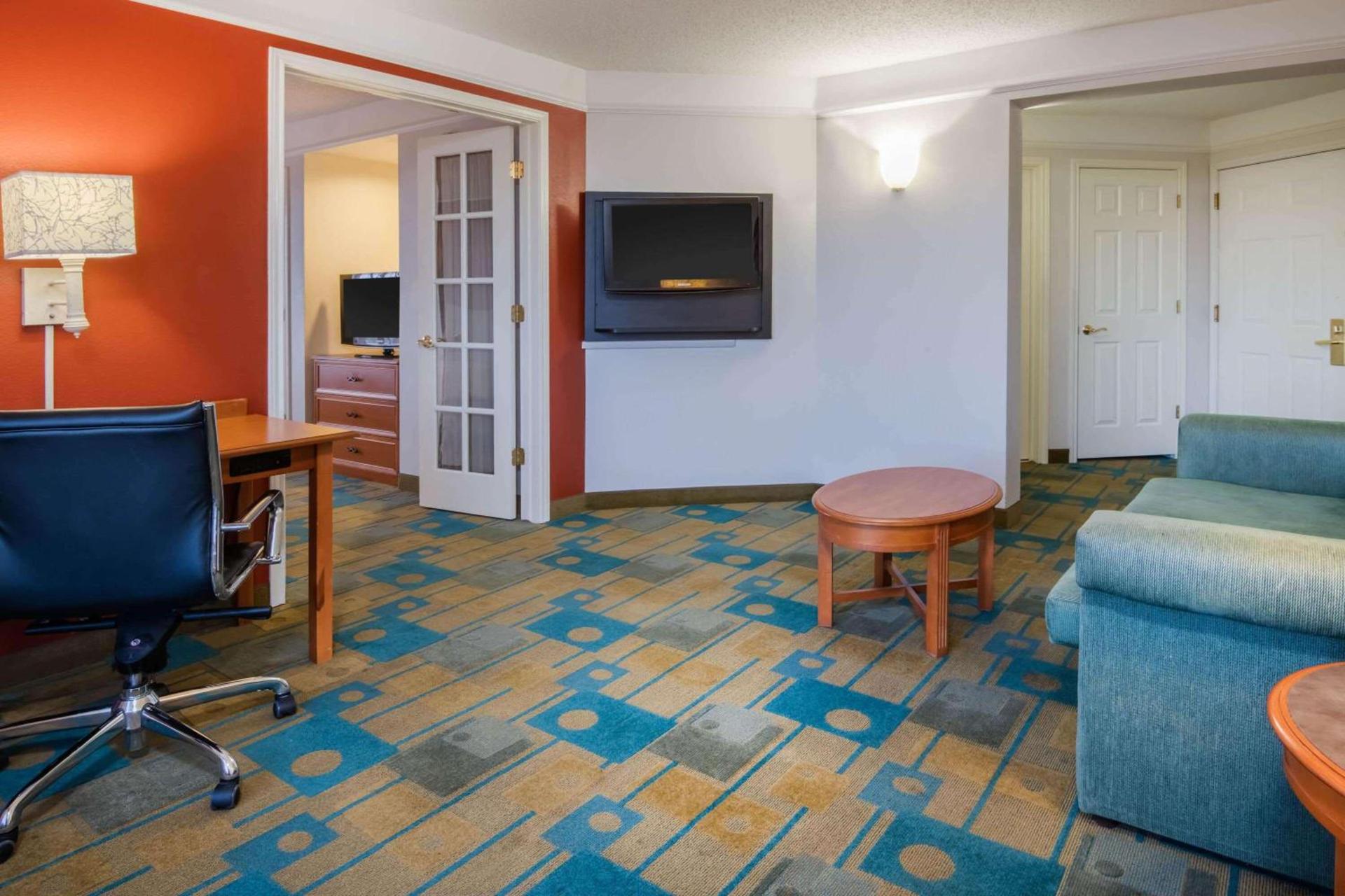 La Quinta Inn & Suites by Wyndham Colorado Springs South AP photo 49