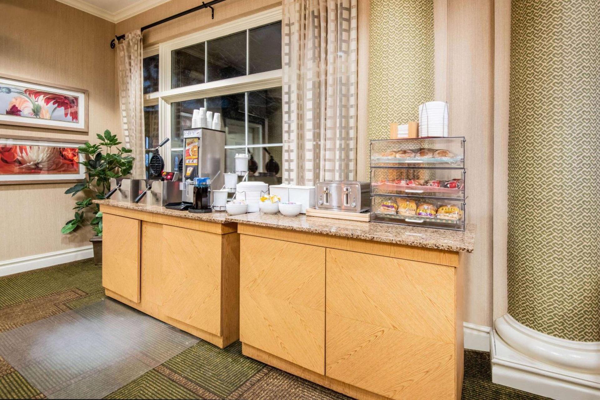 La Quinta Inn & Suites by Wyndham Colorado Springs South AP photo 54