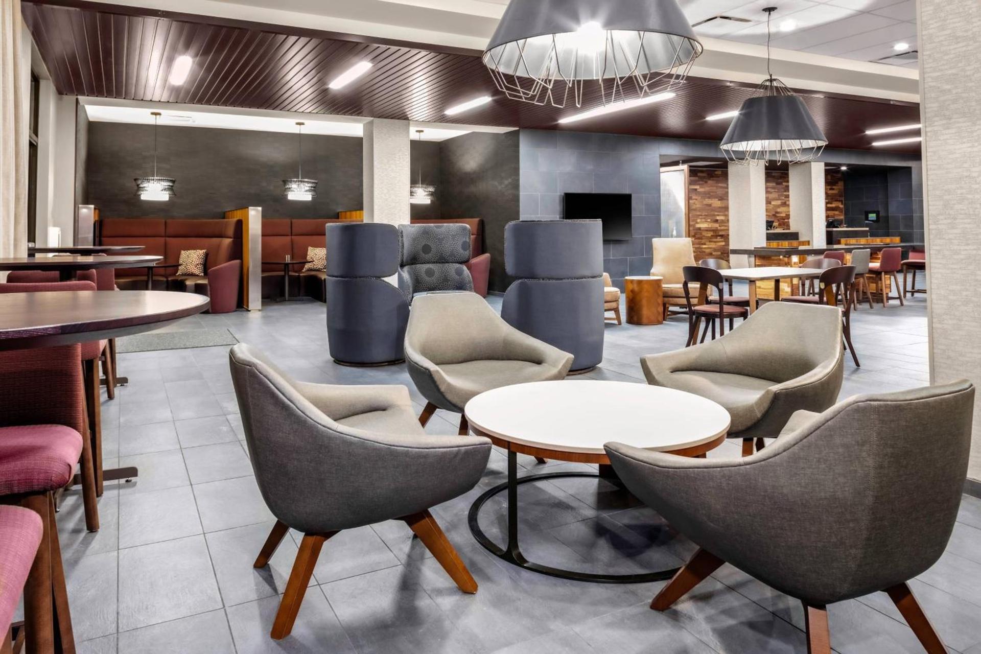 Courtyard by Marriott East Lansing Okemos photo 12