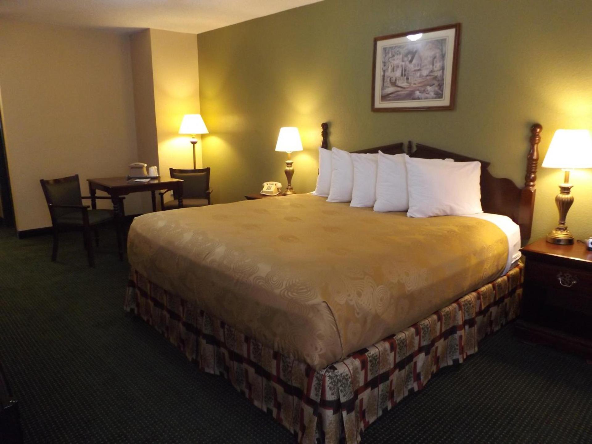 Angel Inn Near IMAX, a Travelodge by Wyndham photo 27