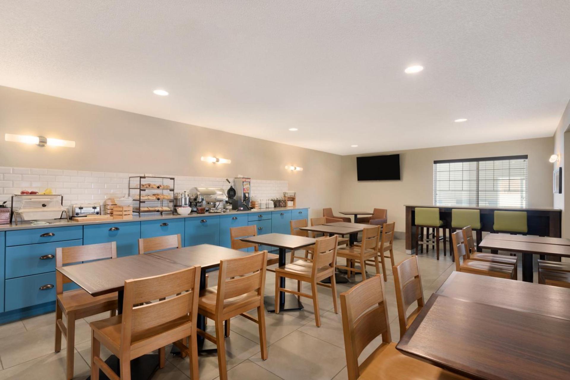 Country Inn & Suites by Radisson, Chippewa Falls, WI photo 17
