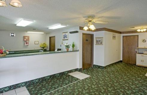 Americas Best Value Inn West Frankfort photo 2