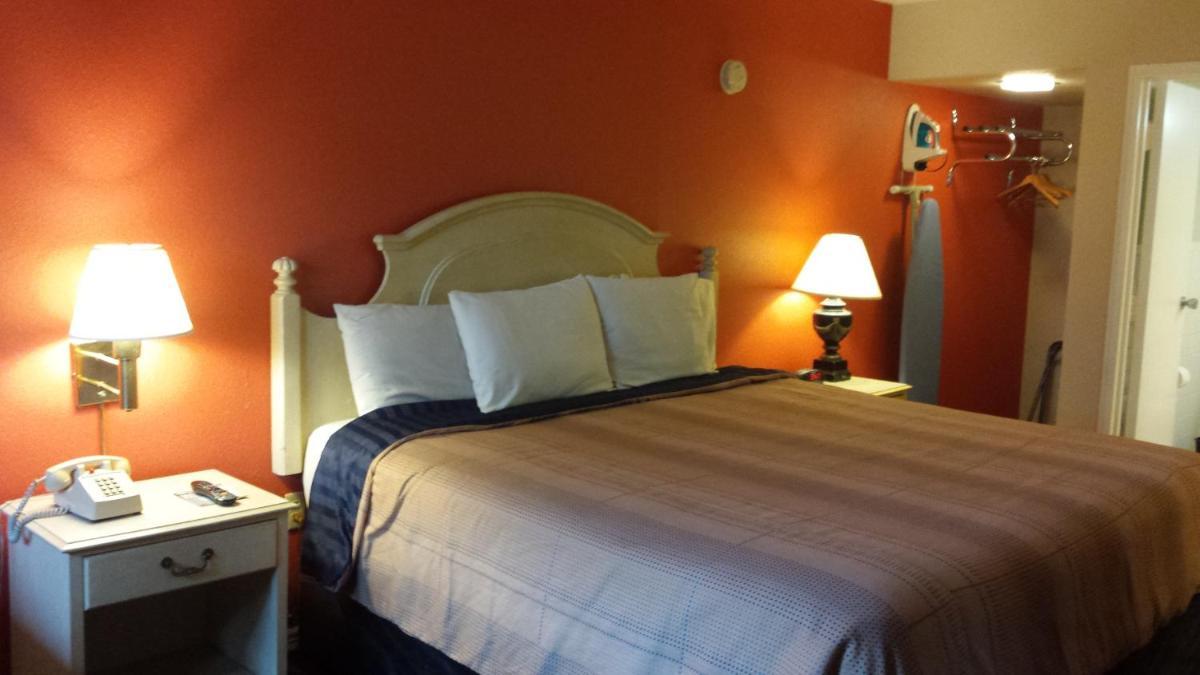 Days Inn by Wyndham Hot Springs photo 11