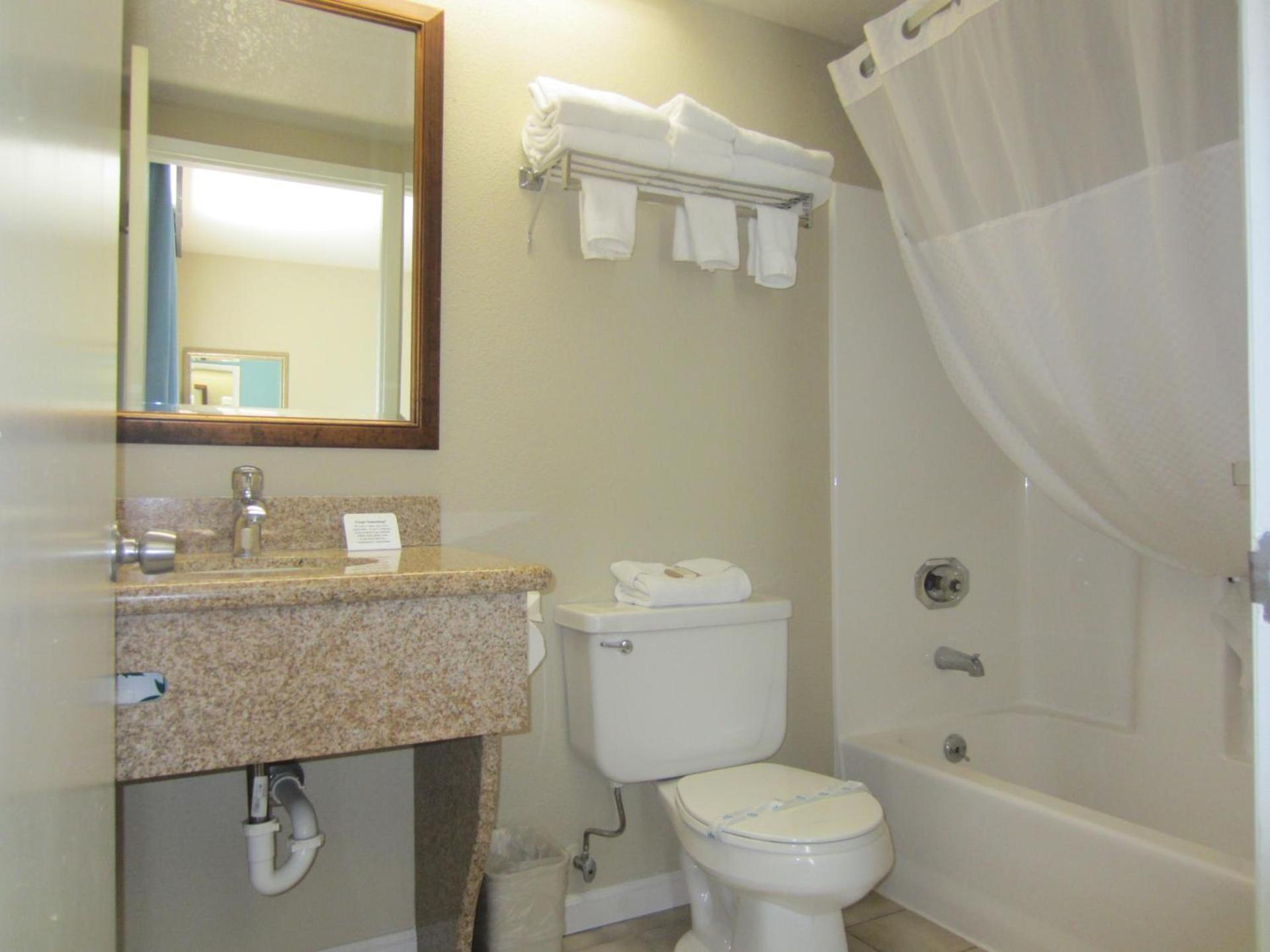 Howard Johnson by Wyndham Santa Cruz photo 66