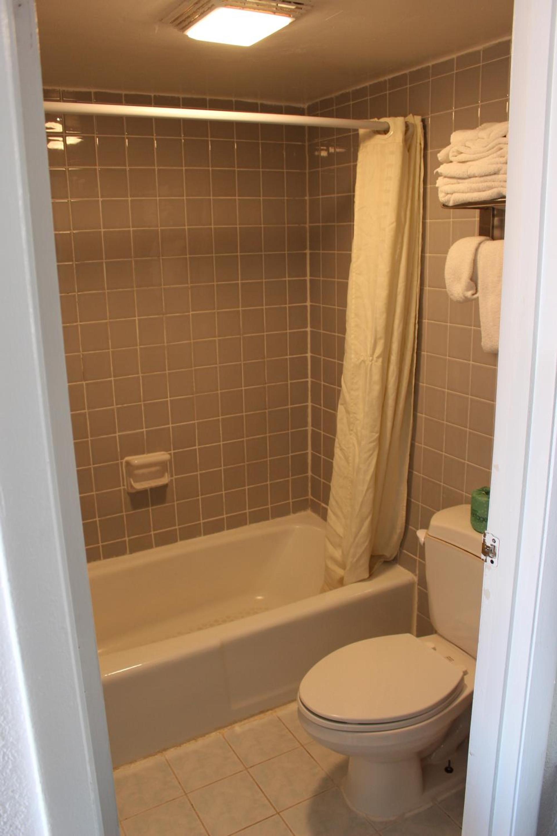 Americas Best Value Inn & Suites Williamstown photo 27