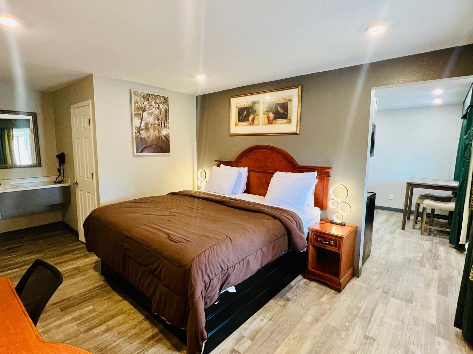 Ozark Inn & Suites photo 30