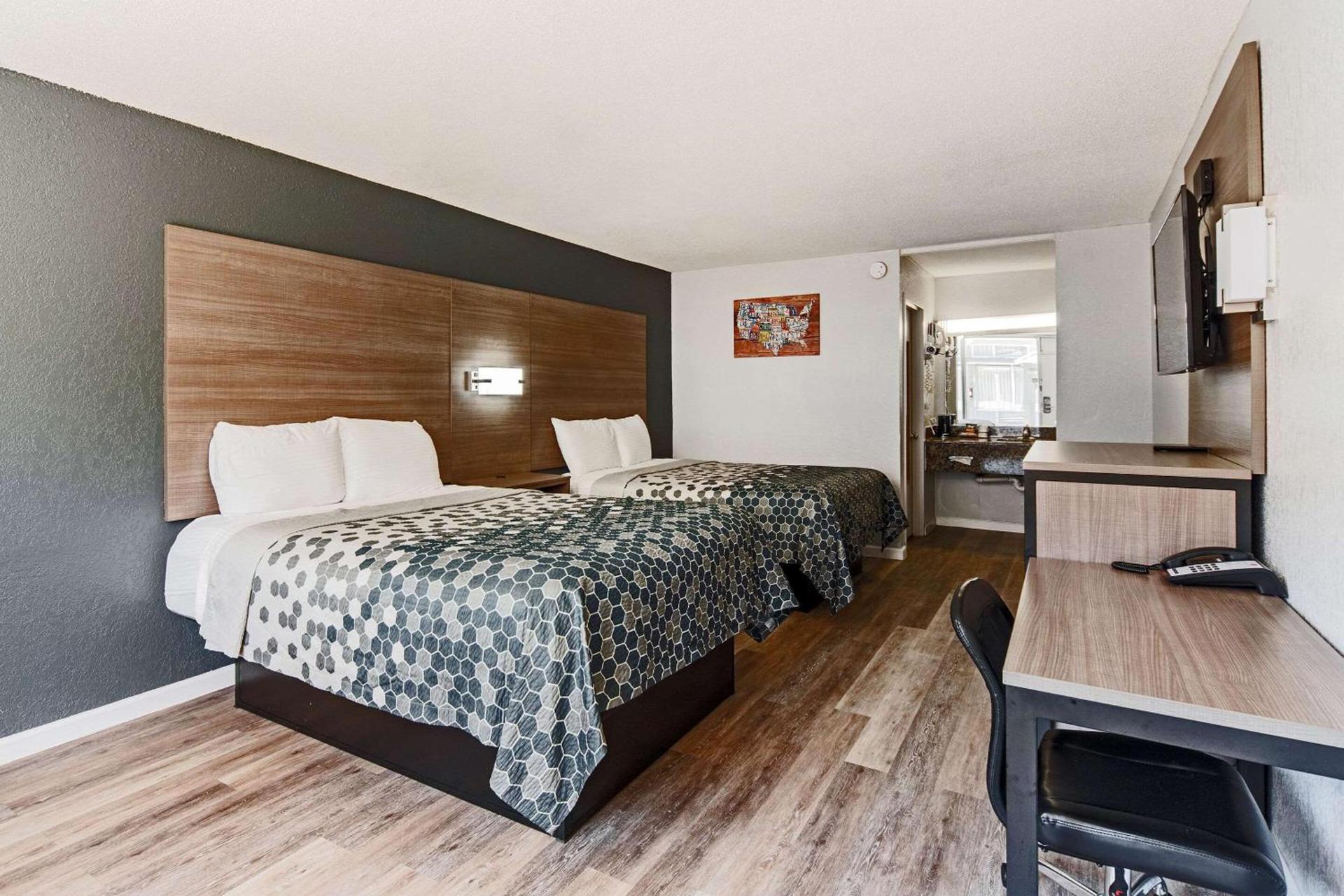 Econo Lodge Inn & Suites Near Bricktown photo 23