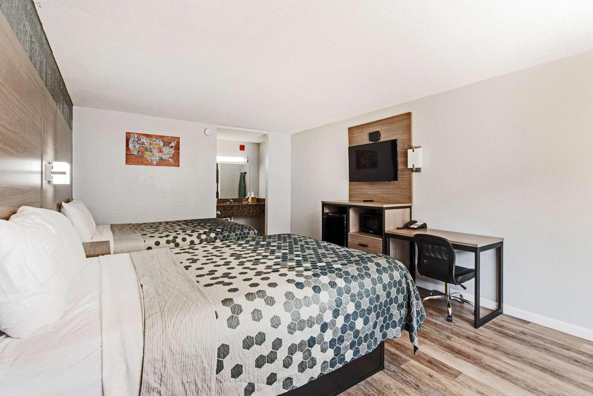 Econo Lodge Inn & Suites Near Bricktown photo 24