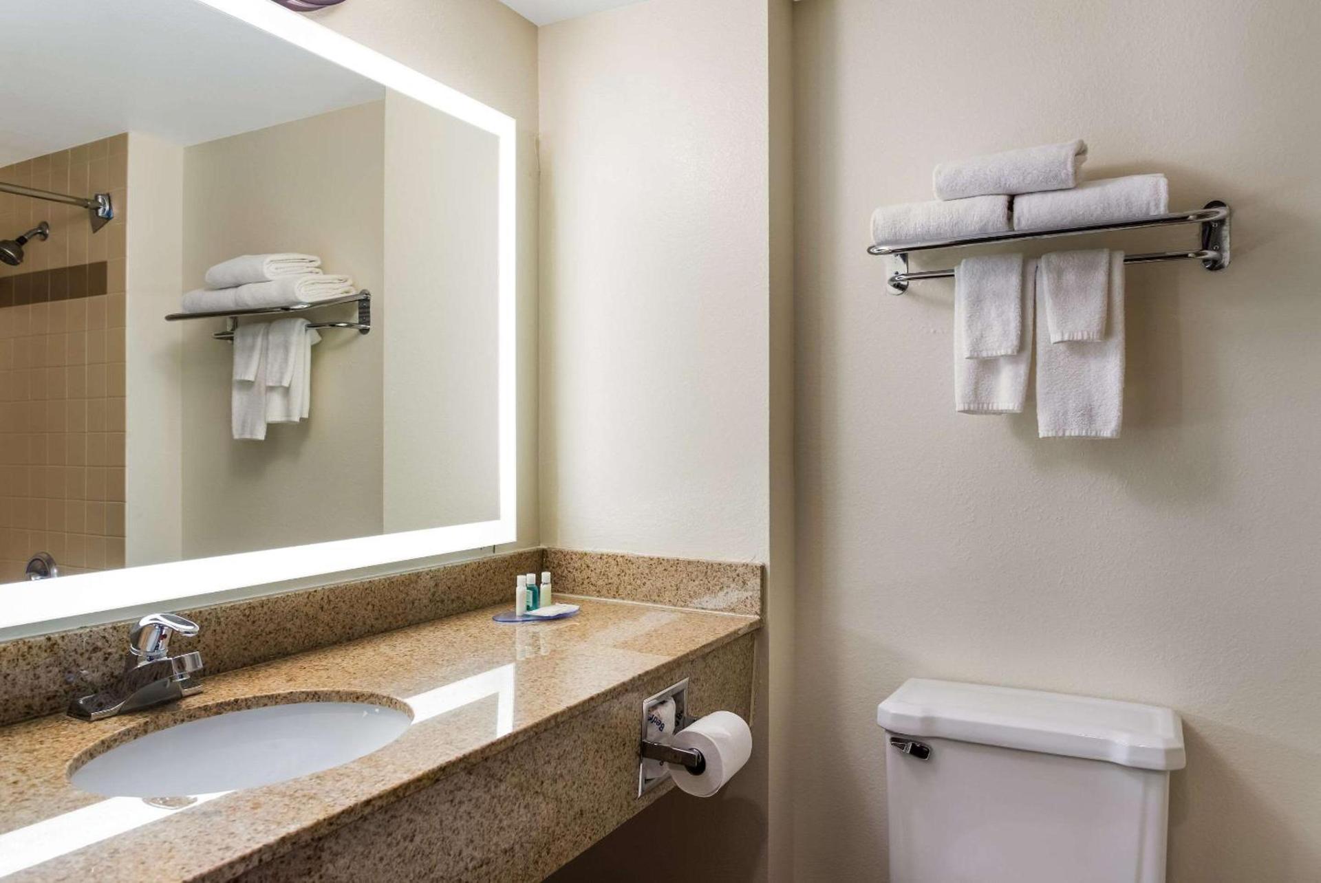 Quality Suites Milwaukee Airport photo 6