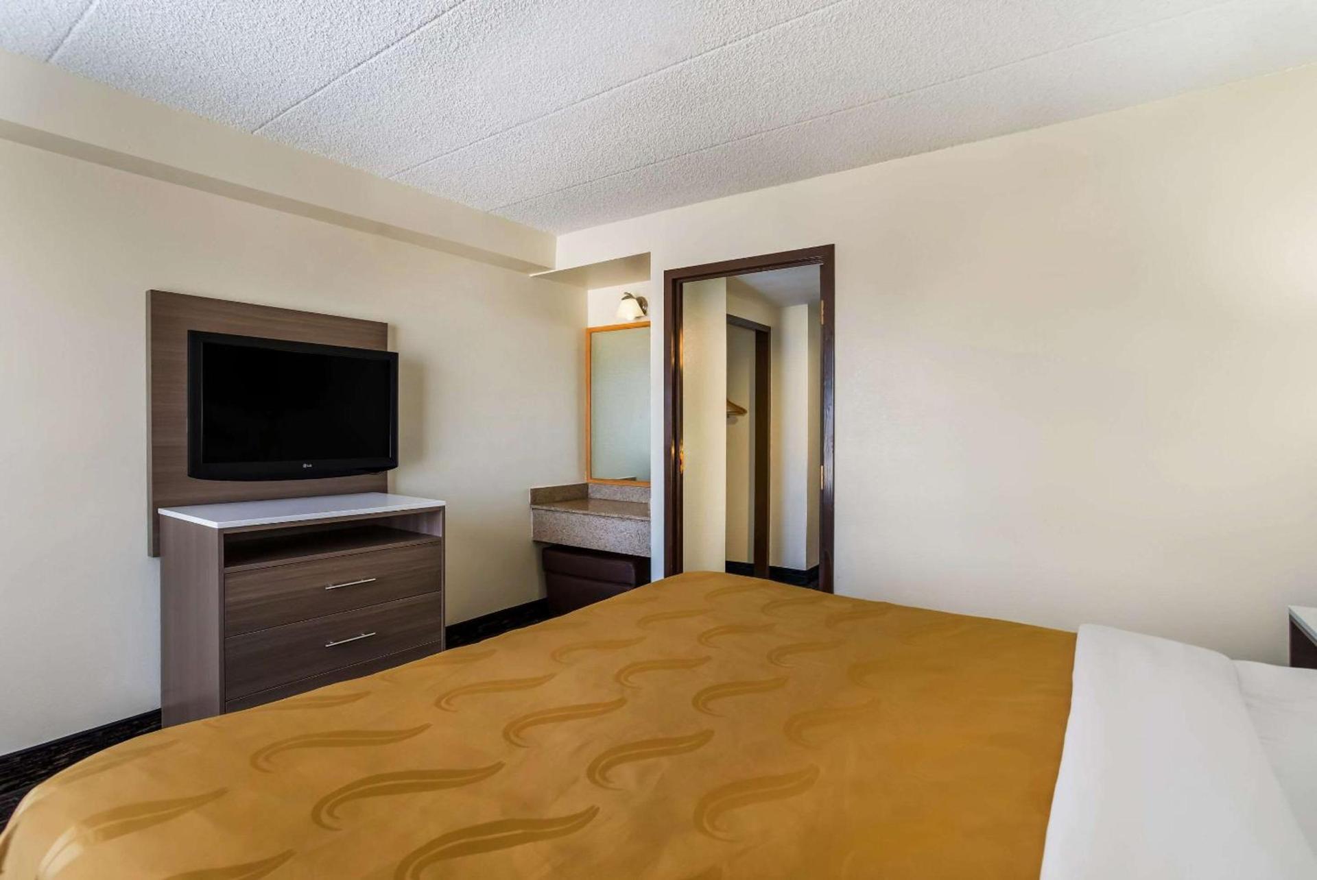 Quality Suites Milwaukee Airport photo 9