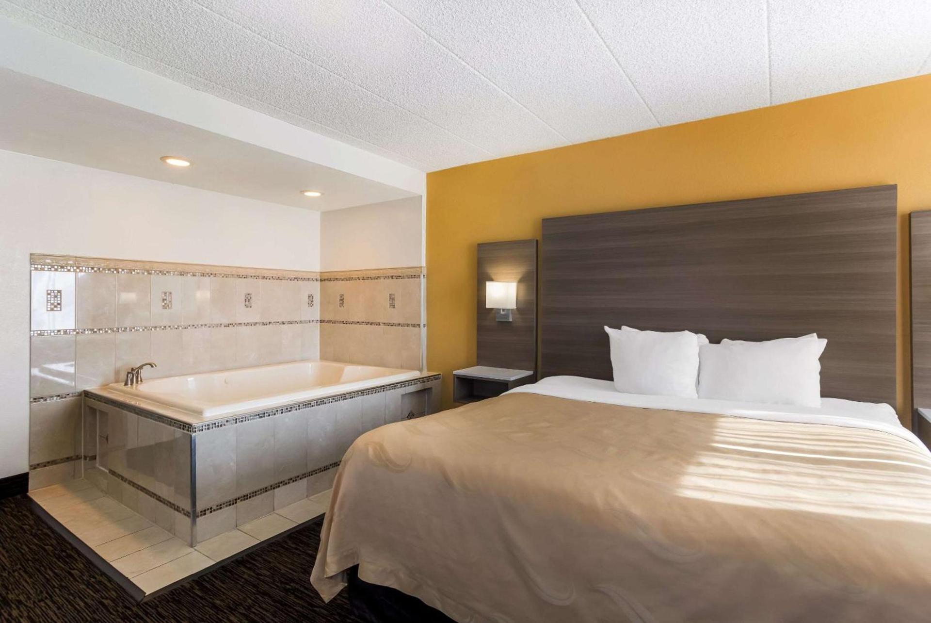 Quality Suites Milwaukee Airport photo 12