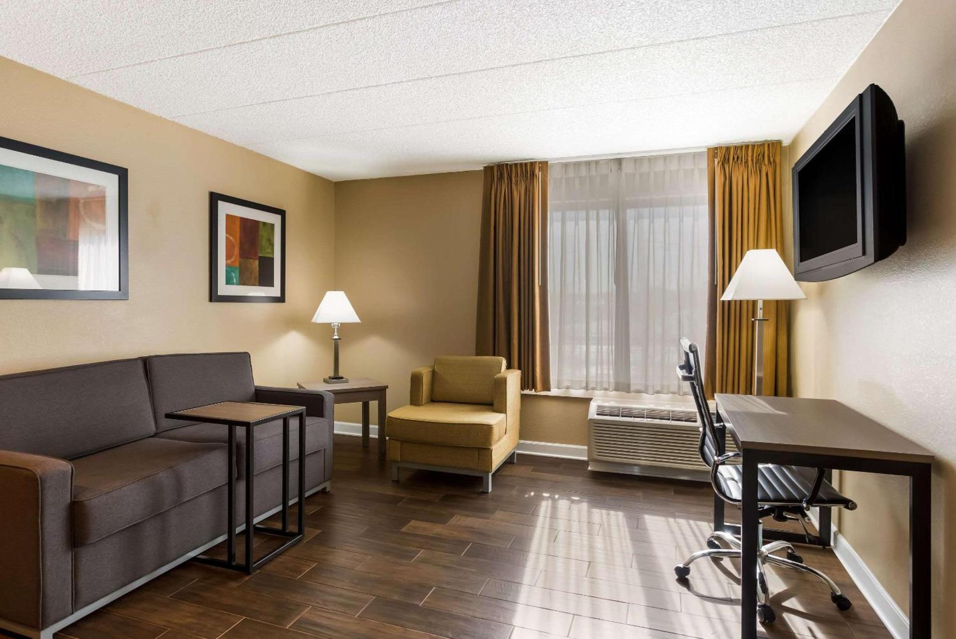Quality Suites Milwaukee Airport photo 13