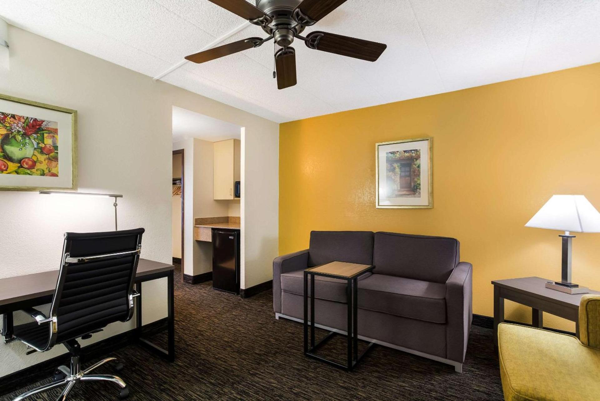 Quality Suites Milwaukee Airport photo 15