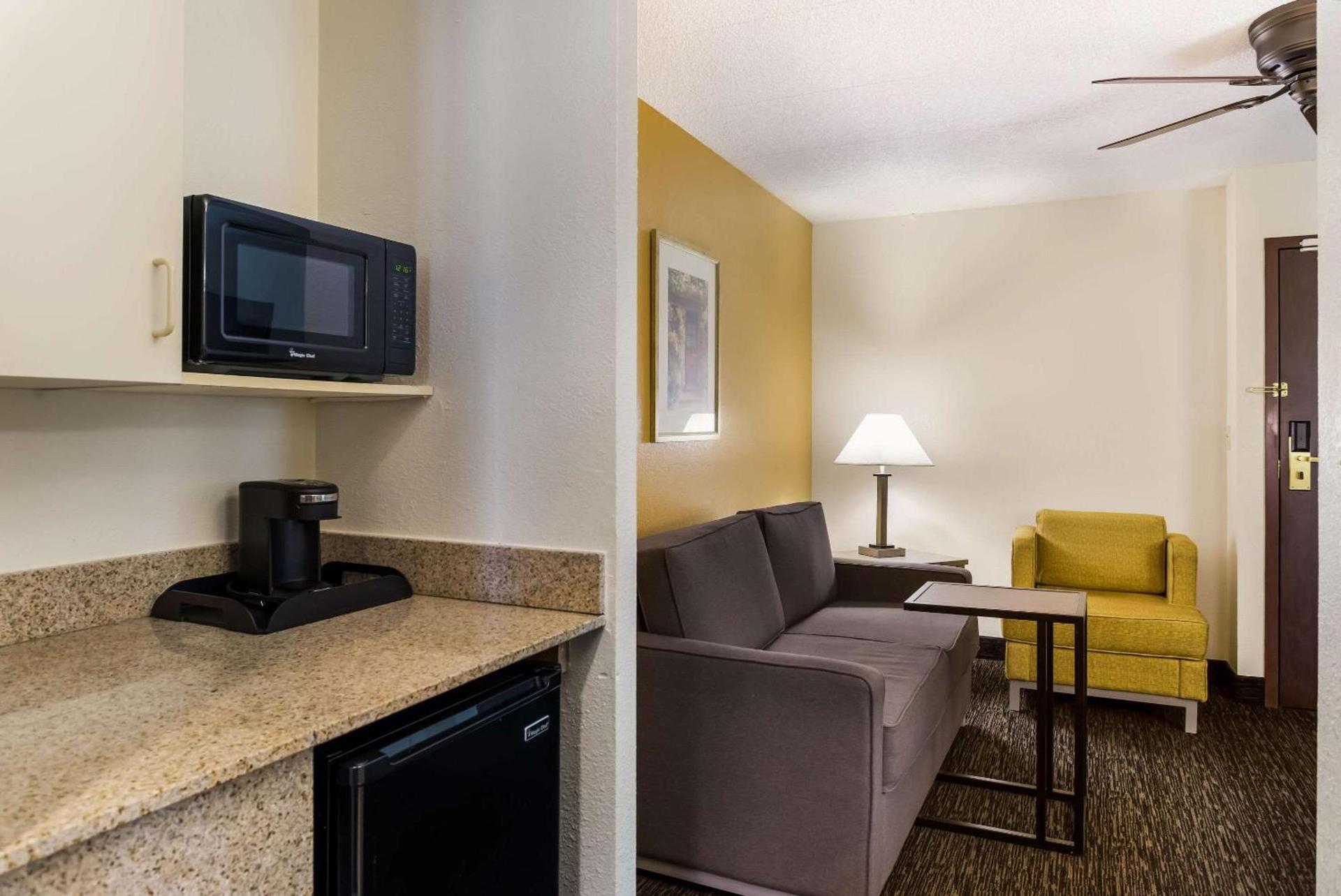 Quality Suites Milwaukee Airport photo 17