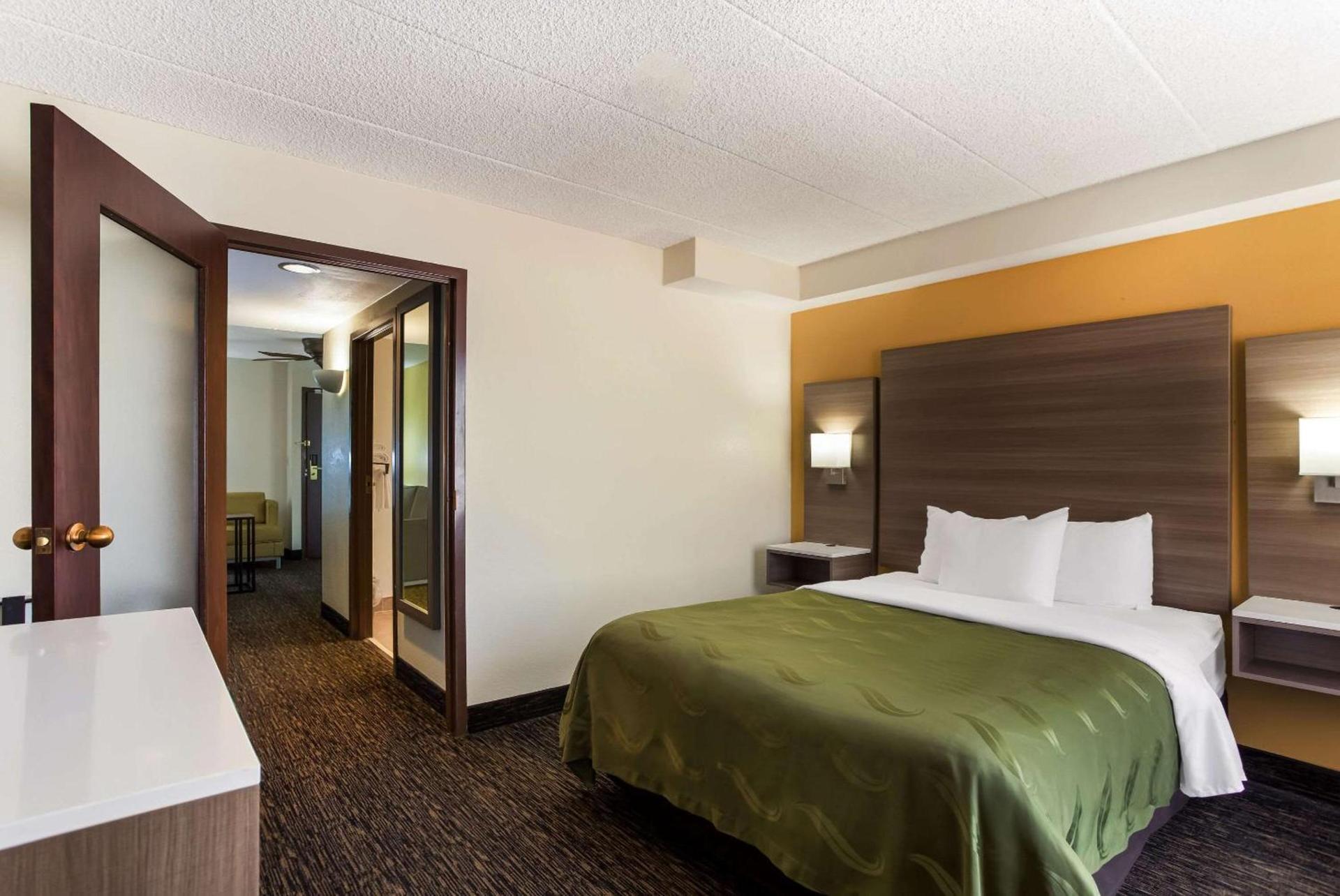 Quality Suites Milwaukee Airport photo 16