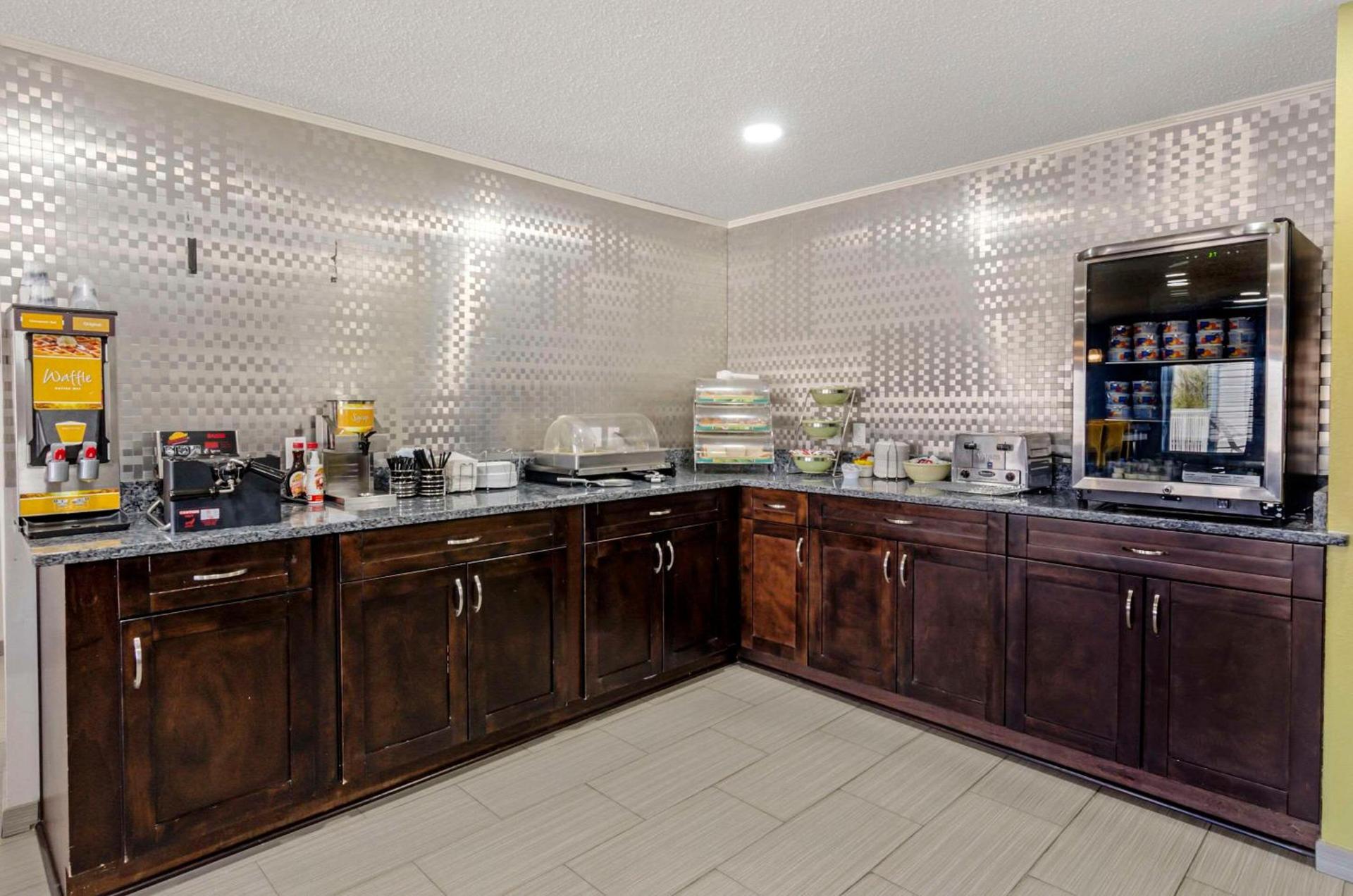Clarion Pointe Staunton East photo 25