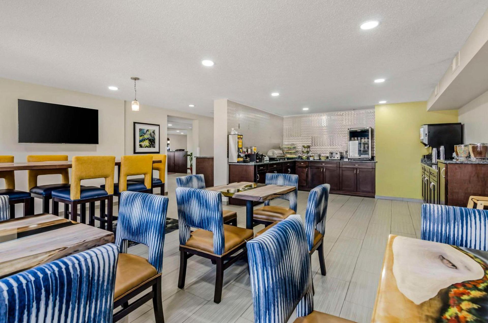 Clarion Pointe Staunton East photo 26
