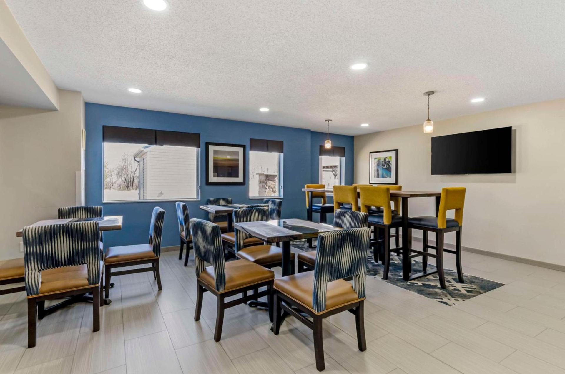 Clarion Pointe Staunton East photo 27