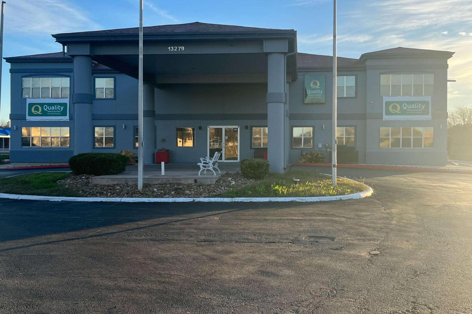 Quality Inn & Suites Near Six Flags and Medical Center photo 1