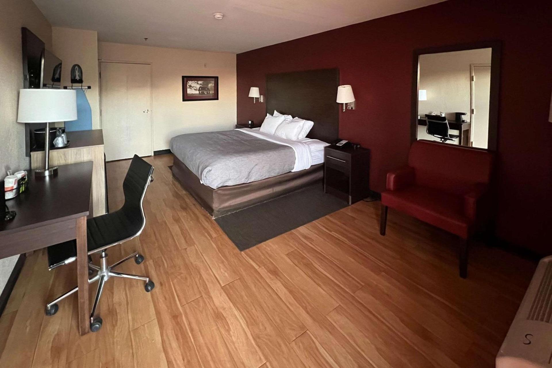 Quality Inn & Suites Near Six Flags and Medical Center photo 2
