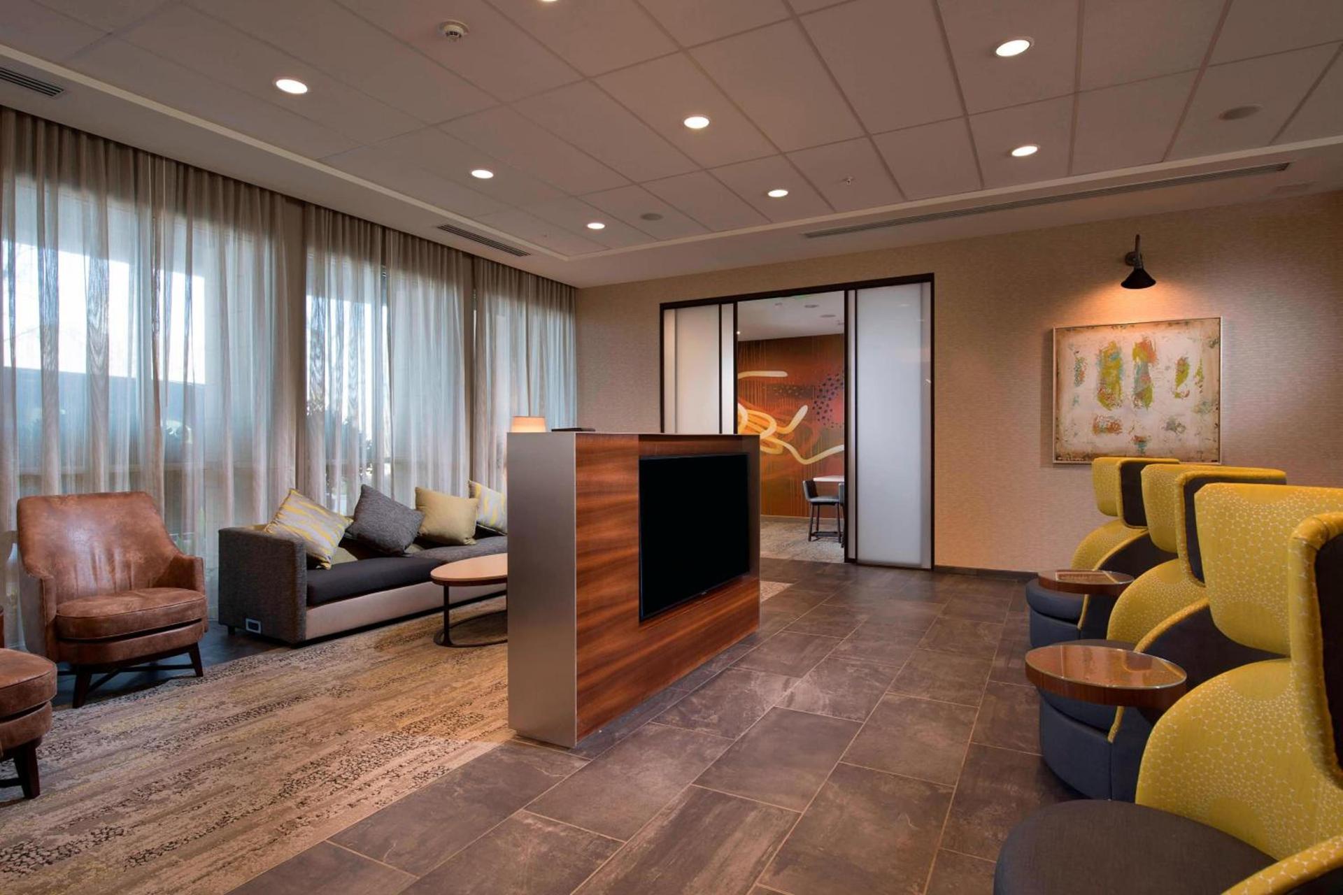 Courtyard by Marriott Atlanta Alpharetta/Avalon Area photo 6