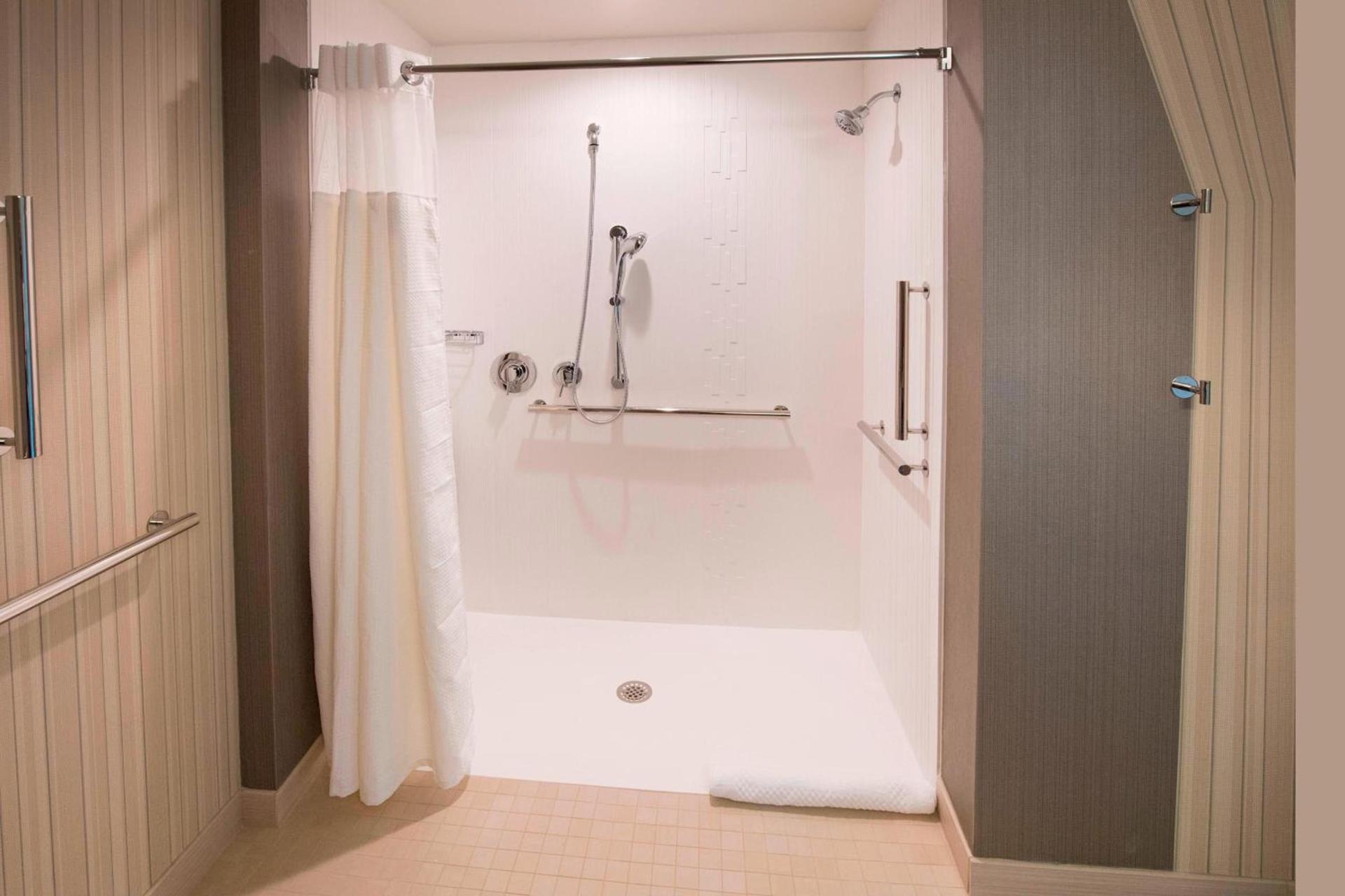 Courtyard by Marriott Atlanta Alpharetta/Avalon Area photo 16