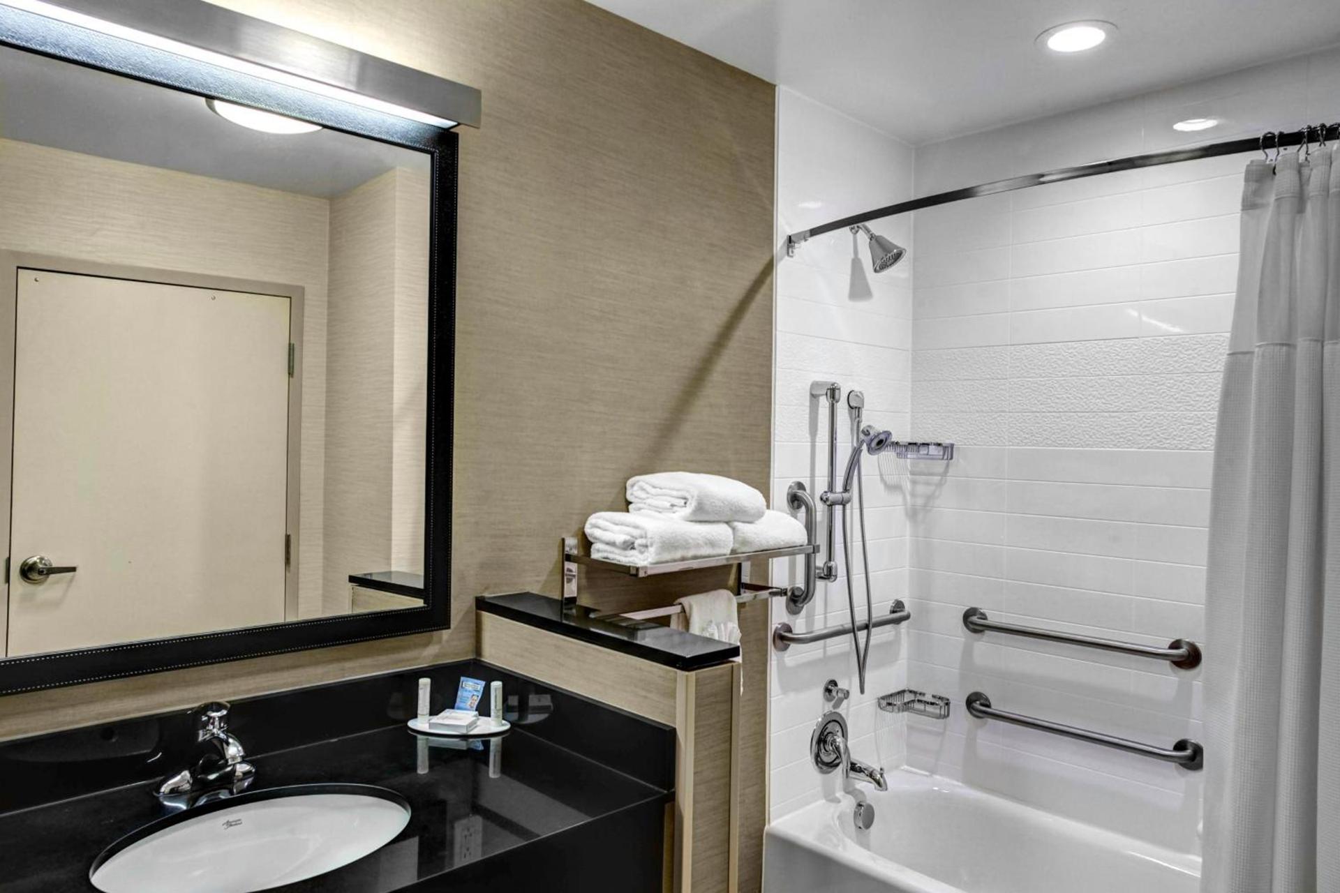 Fairfield Inn & Suites by Marriott Lansing at Eastwood photo 13