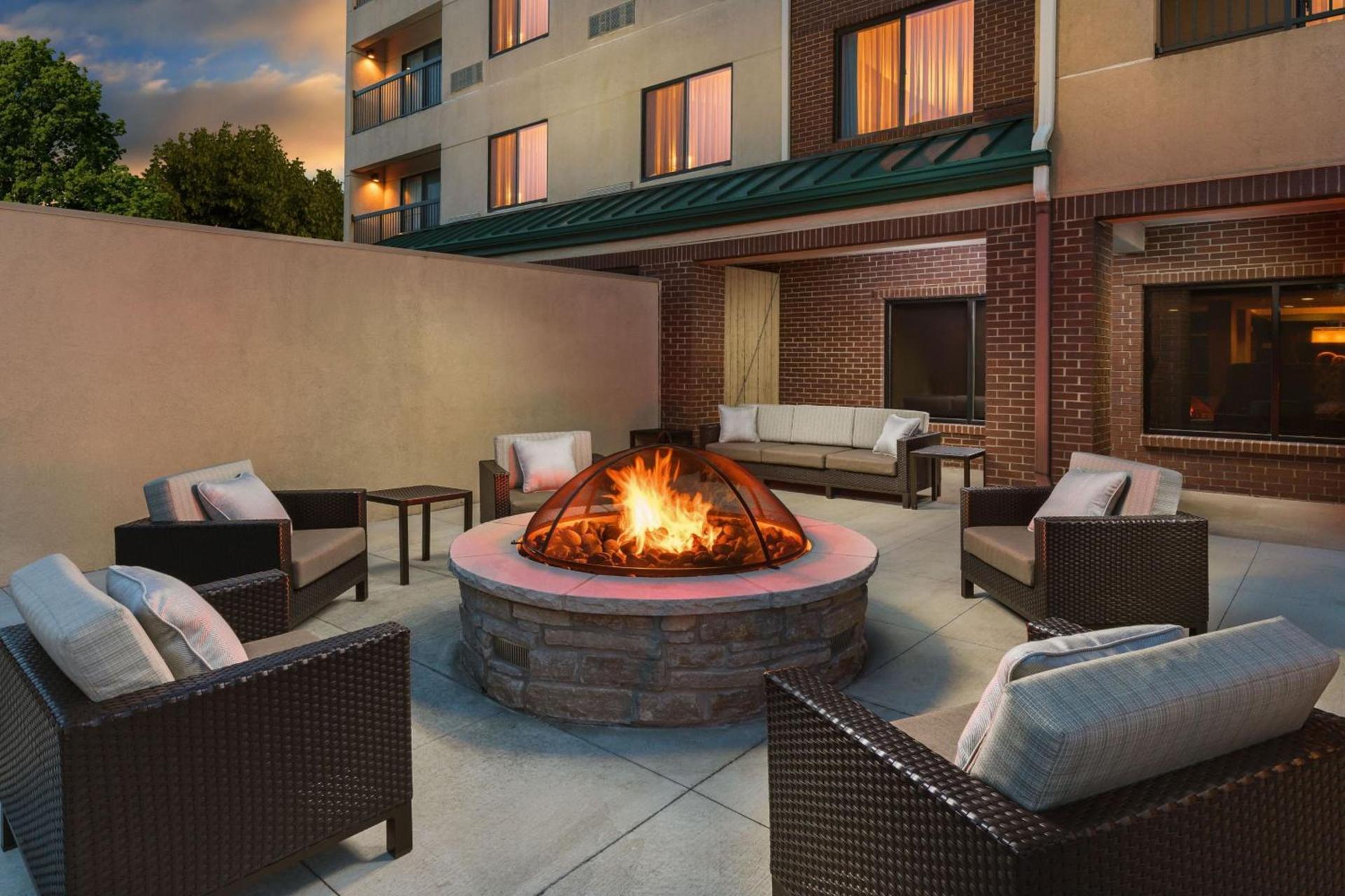 Courtyard by Marriott Chicago Bloomingdale photo 6