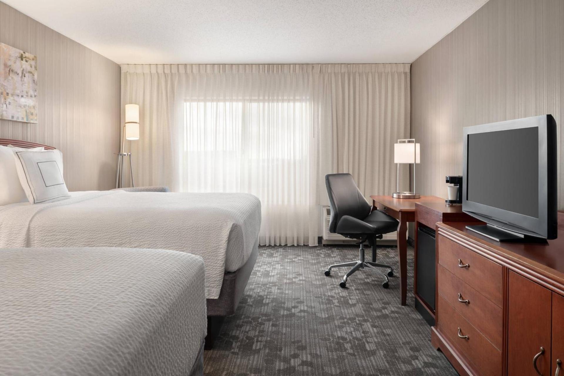 Courtyard by Marriott Chicago Bloomingdale photo 7